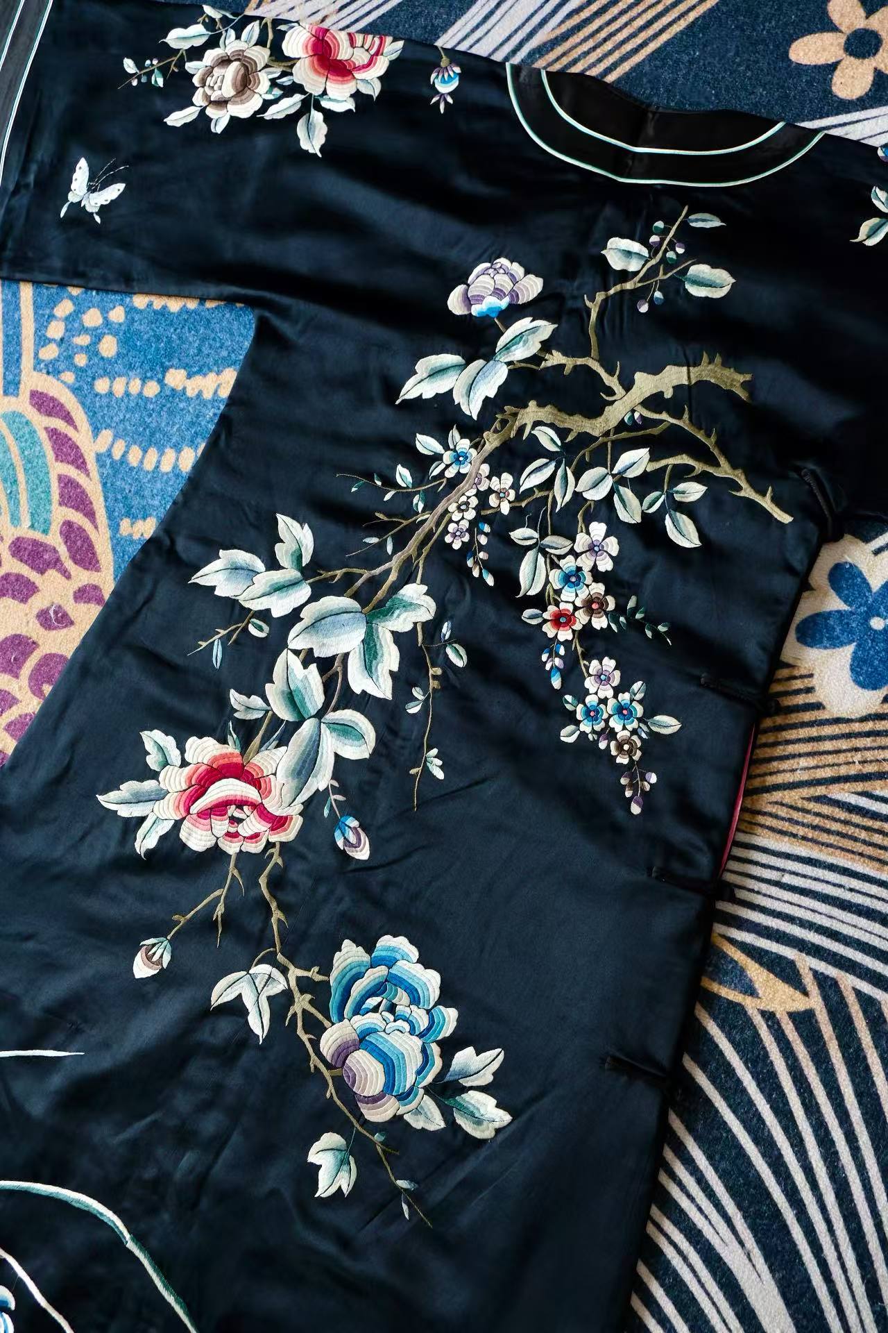 20年代 - 墨缎裁春：一件民国旗袍里的宫廷绣影 | 1920s - Spring Cut in Ink Satin: Palace Embroidery Shadows in a Republican Qipao