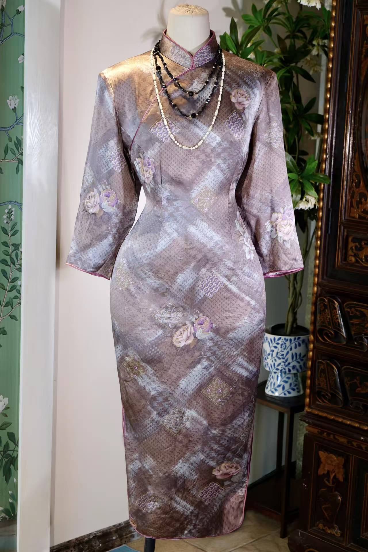 60年代 - 六十年代港产玫瑰几何缎面古董旗袍 | 1960s - Dreams of the Gilded Era: A 1960s Hong Kong-Made Rose & Geometric Satin Antique Cheongsam