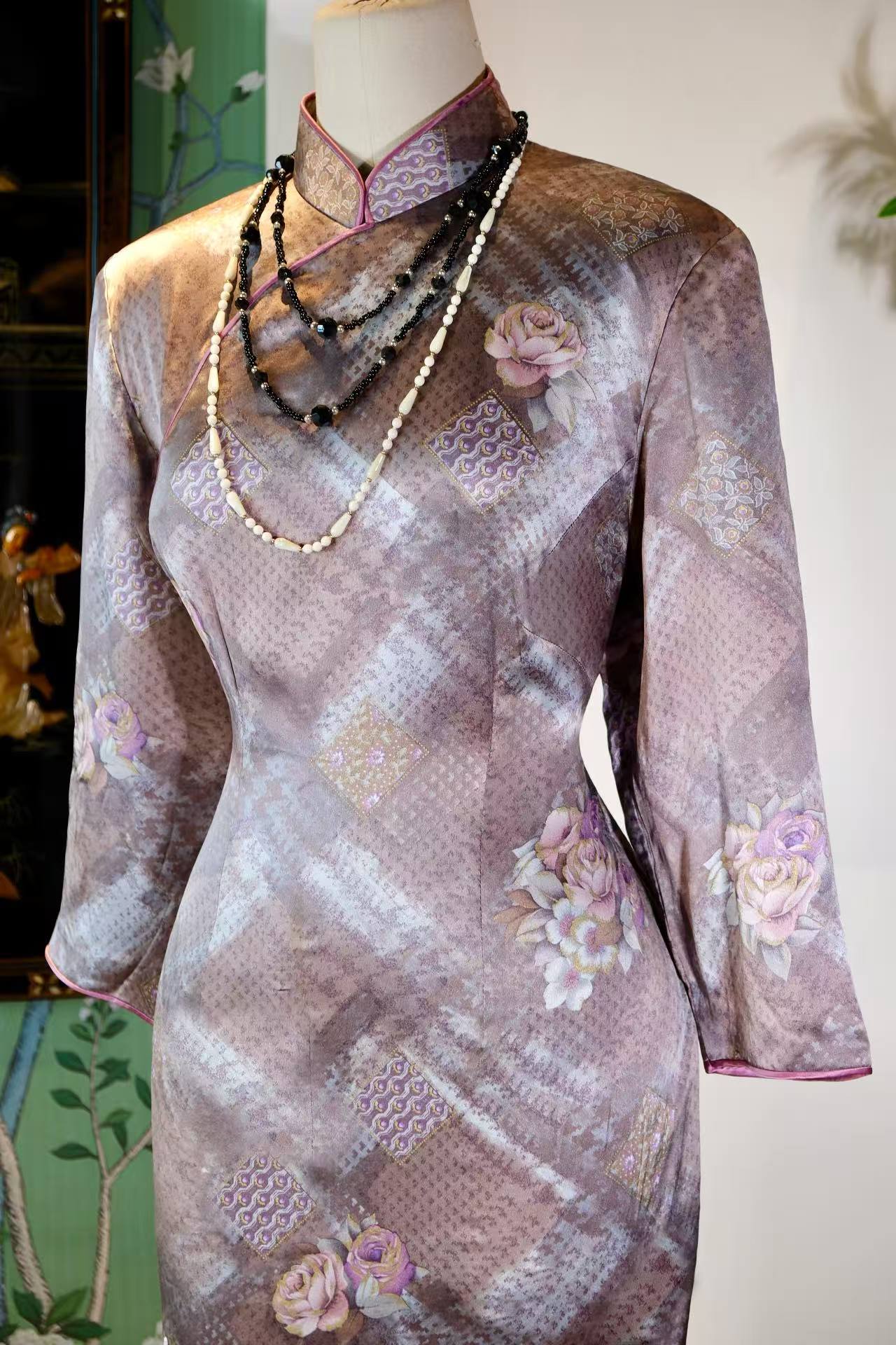 60年代 - 六十年代港产玫瑰几何缎面古董旗袍 | 1960s - Dreams of the Gilded Era: A 1960s Hong Kong-Made Rose & Geometric Satin Antique Cheongsam