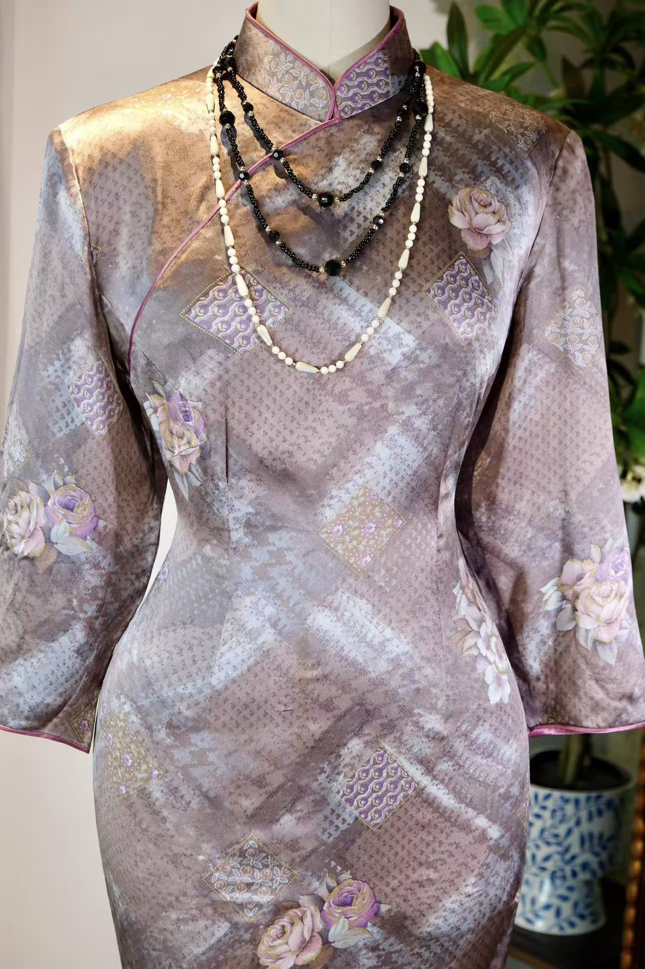 60年代 - 六十年代港产玫瑰几何缎面古董旗袍 | 1960s - Dreams of the Gilded Era: A 1960s Hong Kong-Made Rose & Geometric Satin Antique Cheongsam
