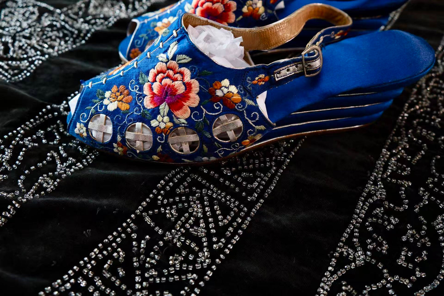 30年代 - 民国绣履：蓝缎繁花间的时光密码 | 1930s - Republican Embroidered Mules: Time Codes within Blue Satin and Blossoms