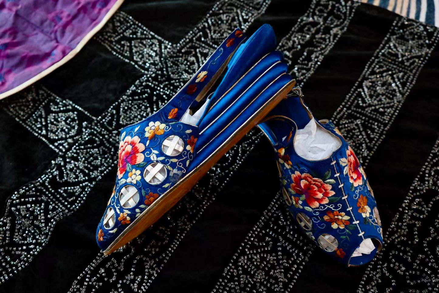 30年代 - 民国绣履：蓝缎繁花间的时光密码 | 1930s - Republican Embroidered Mules: Time Codes within Blue Satin and Blossoms