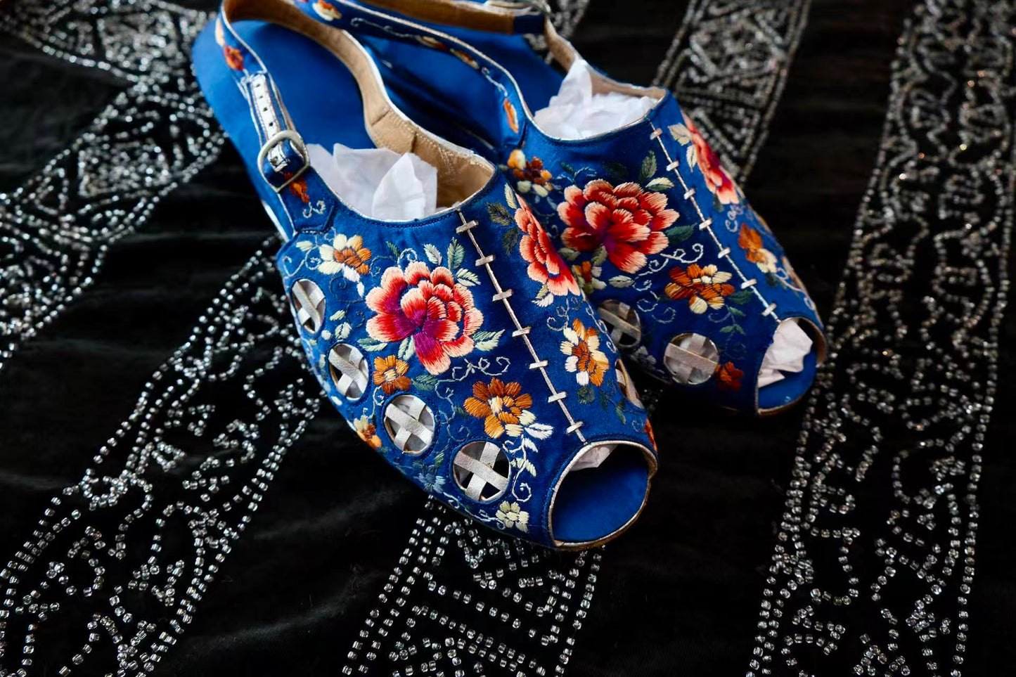 30年代 - 民国绣履：蓝缎繁花间的时光密码 | 1930s - Republican Embroidered Mules: Time Codes within Blue Satin and Blossoms