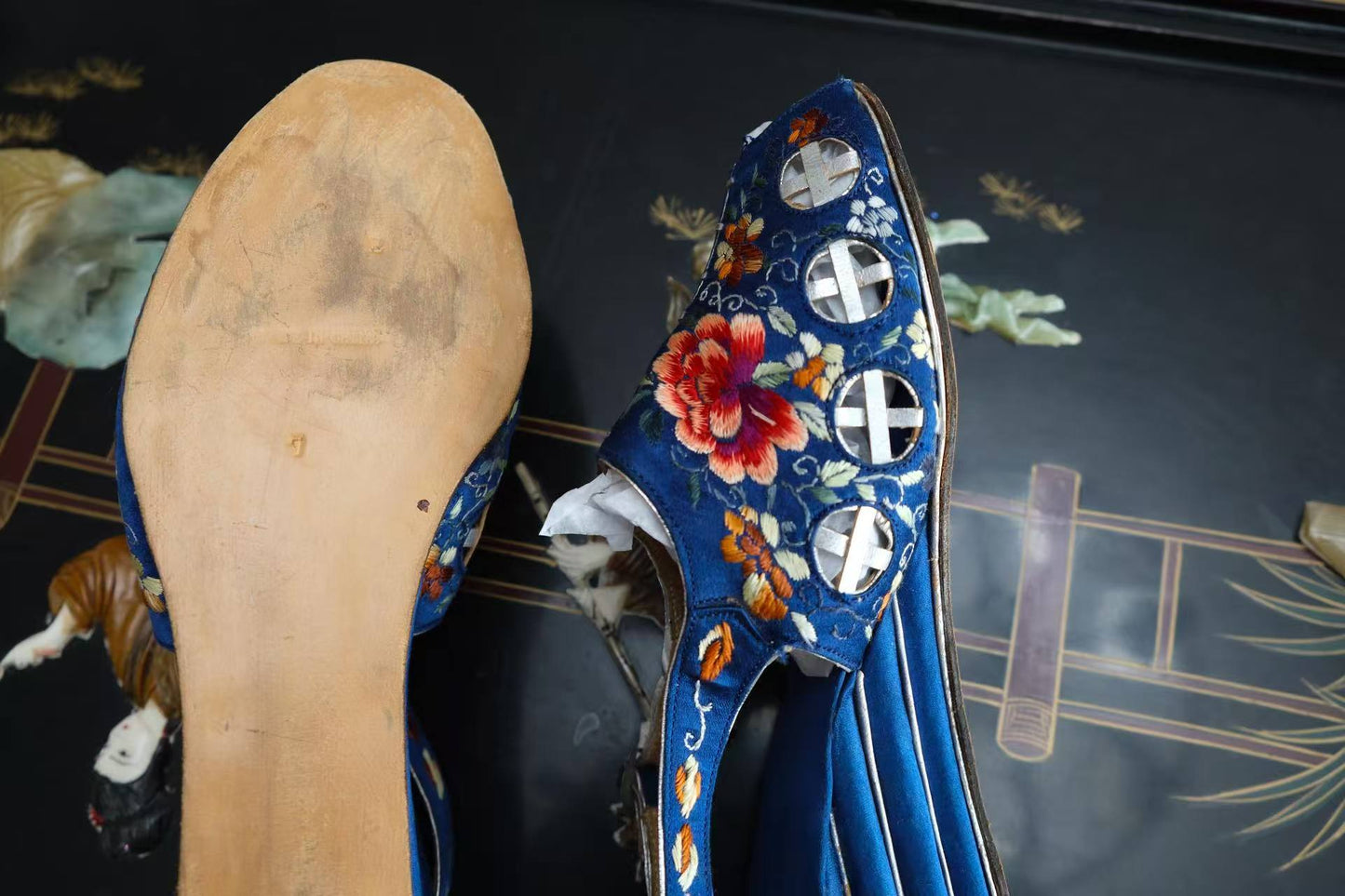 30年代 - 民国绣履：蓝缎繁花间的时光密码 | 1930s - Republican Embroidered Mules: Time Codes within Blue Satin and Blossoms
