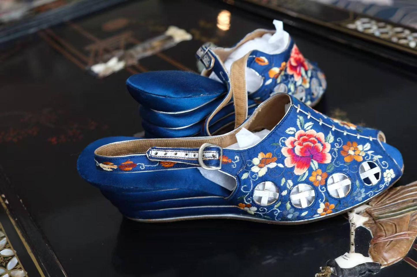 30年代 - 民国绣履：蓝缎繁花间的时光密码 | 1930s - Republican Embroidered Mules: Time Codes within Blue Satin and Blossoms