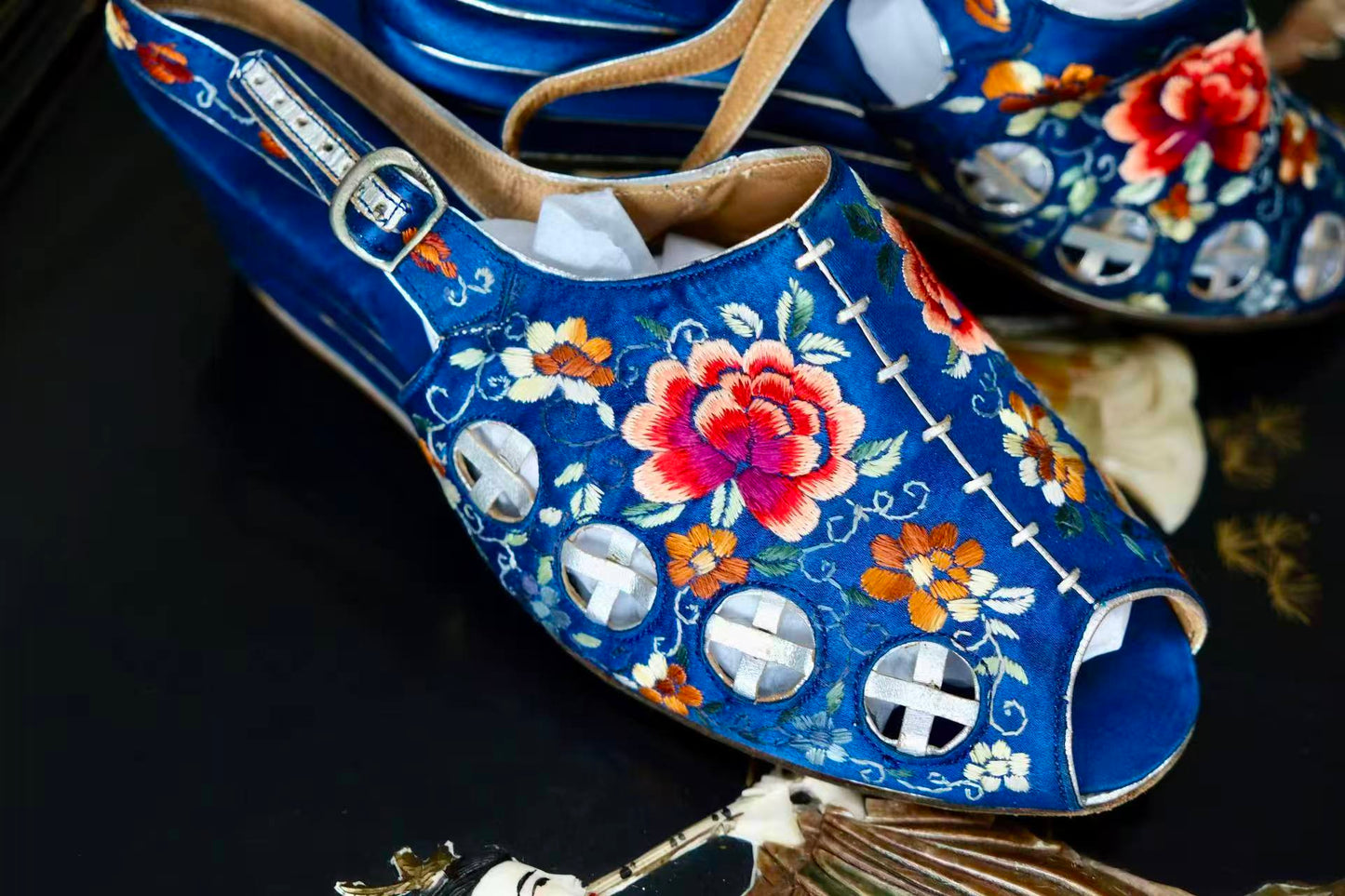 30年代 - 民国绣履：蓝缎繁花间的时光密码 | 1930s - Republican Embroidered Mules: Time Codes within Blue Satin and Blossoms