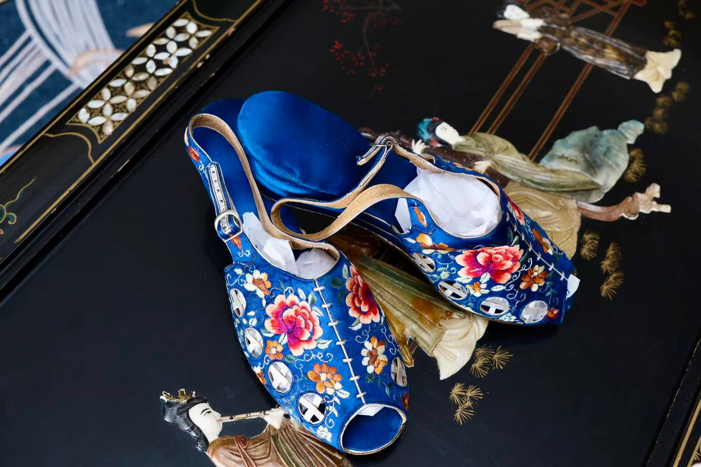 30年代 - 民国绣履：蓝缎繁花间的时光密码 | 1930s - Republican Embroidered Mules: Time Codes within Blue Satin and Blossoms