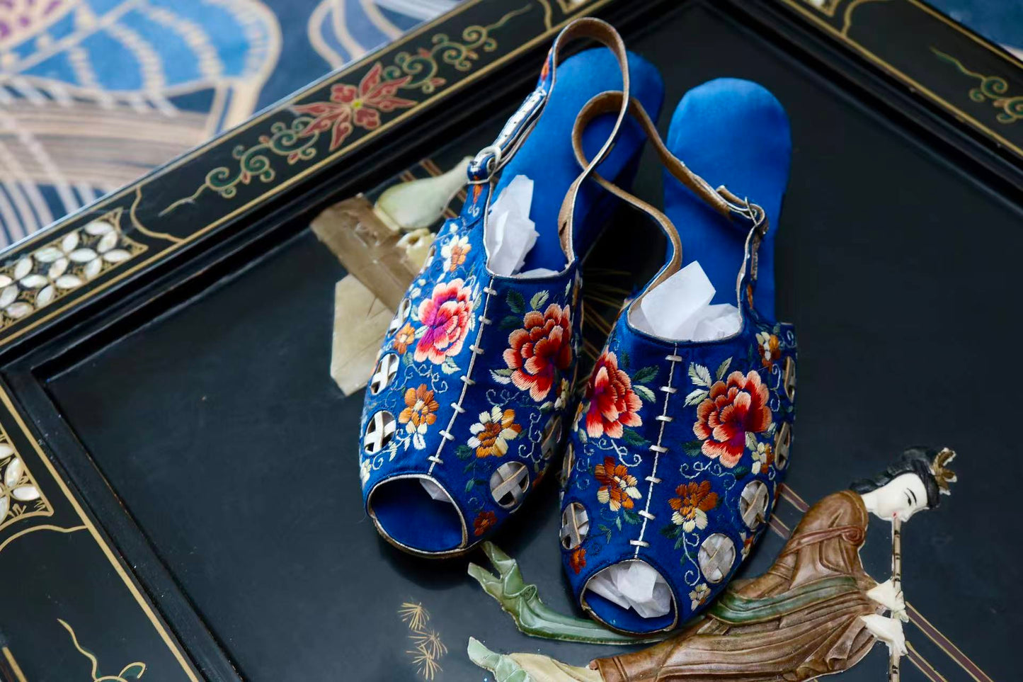 30年代 - 民国绣履：蓝缎繁花间的时光密码 | 1930s - Republican Embroidered Mules: Time Codes within Blue Satin and Blossoms