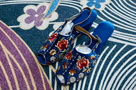 30年代 - 民国绣履：蓝缎繁花间的时光密码 | 1930s - Republican Embroidered Mules: Time Codes within Blue Satin and Blossoms