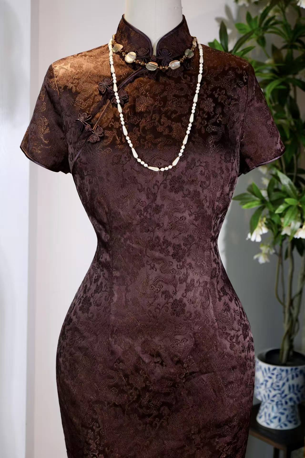 60年代 - 六十年代香港祥云龙纹提花旗袍 | 1960s - 1960s Hong Kong-Made Auspicious Cloud and Dragon Jacquard Cheongsam