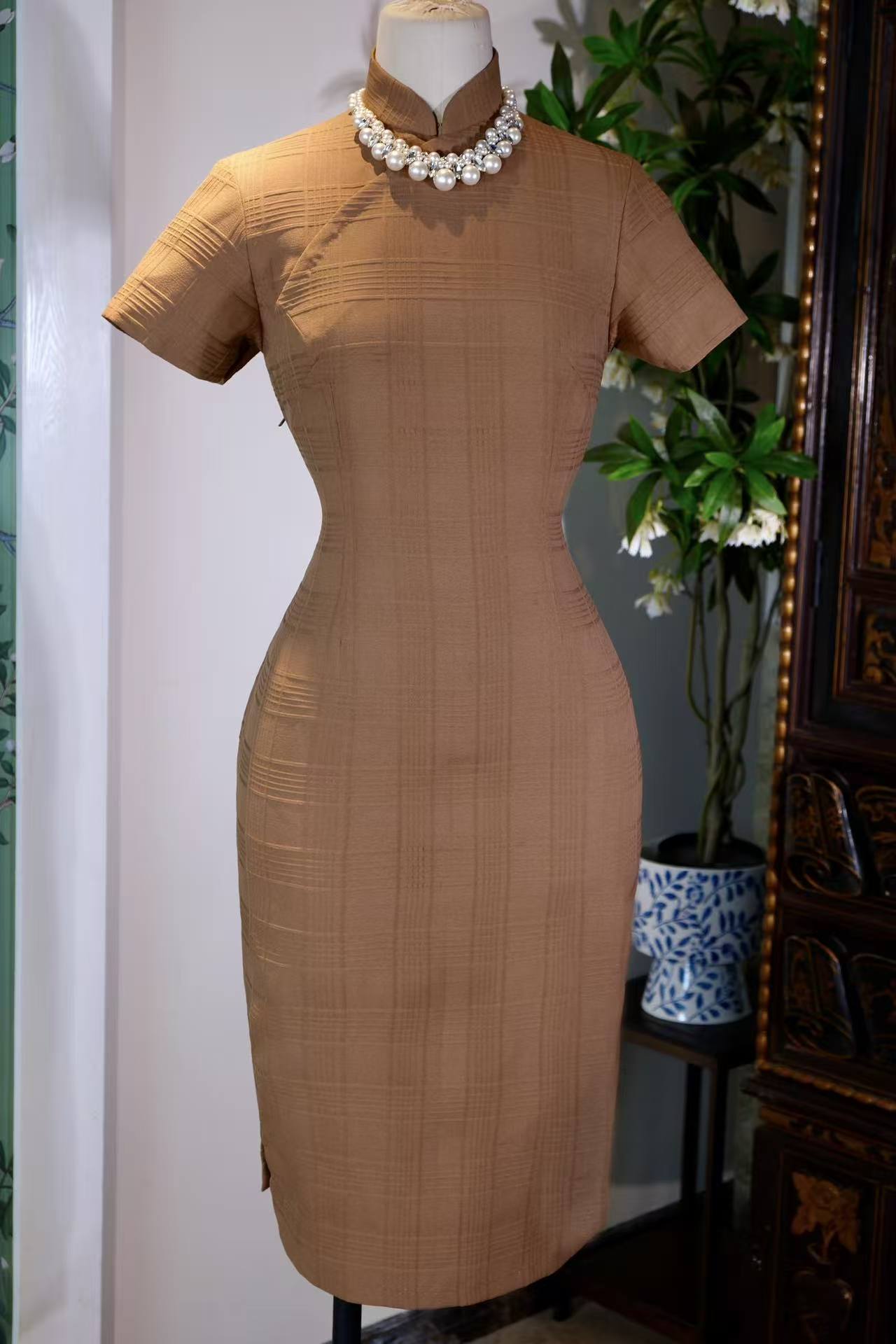 50年代 - 五十年代格纹古董旗袍：时光里的格纹诗篇 | 1950s - 1950s Checked Antique Cheongsam: A Poetic Narrative of Lines and Time