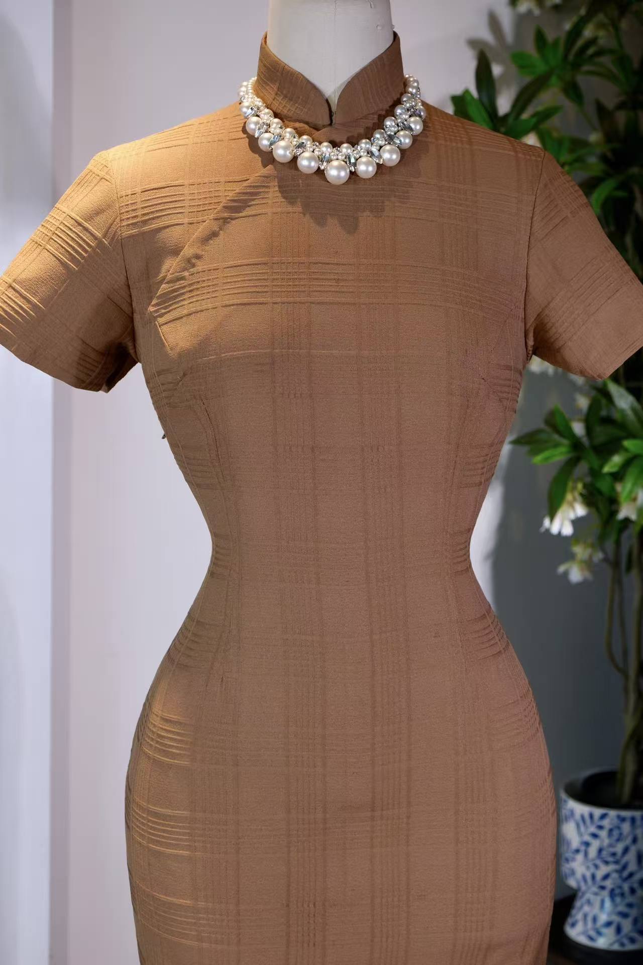 50年代 - 五十年代格纹古董旗袍：时光里的格纹诗篇 | 1950s - 1950s Checked Antique Cheongsam: A Poetic Narrative of Lines and Time