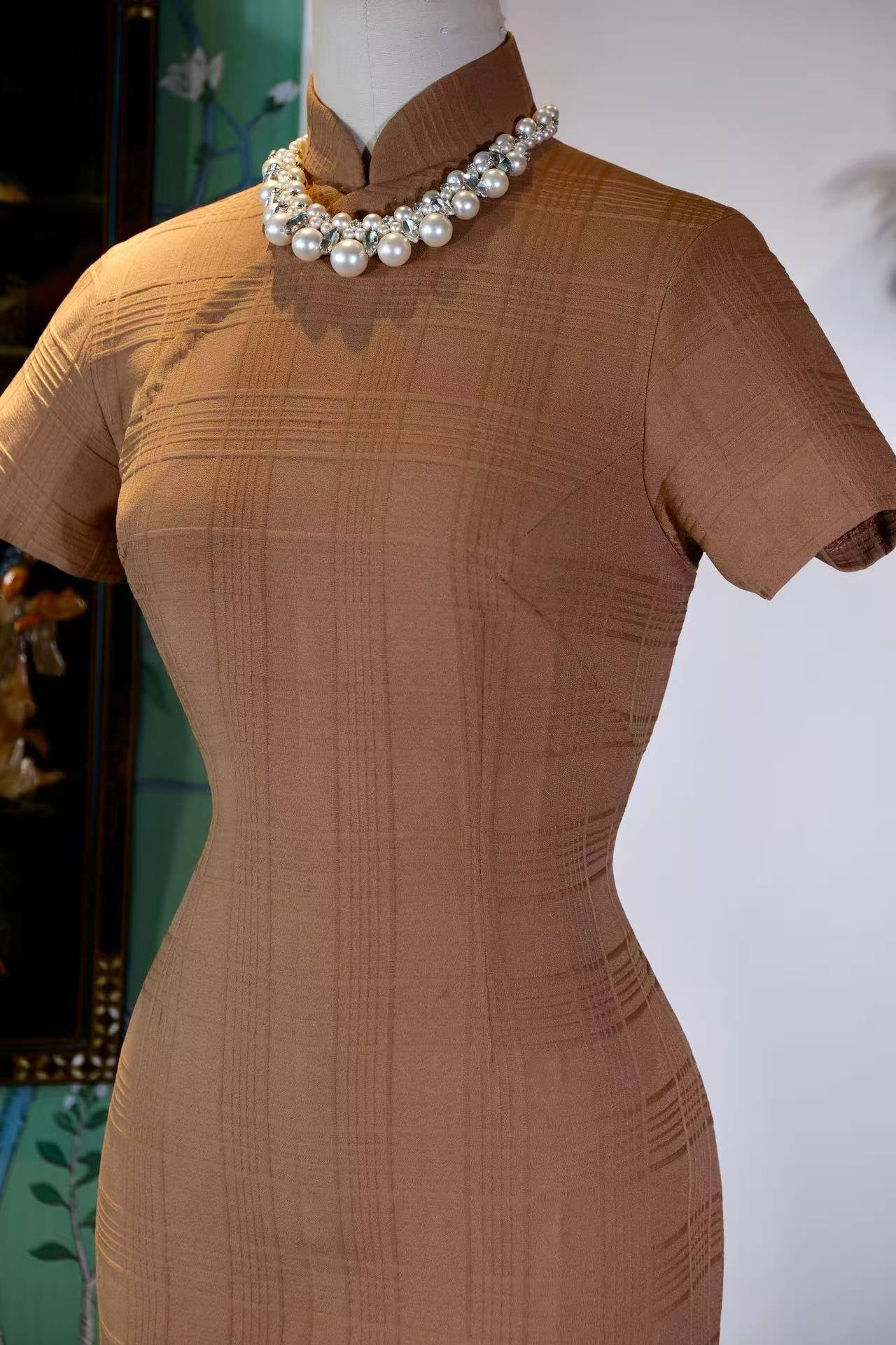 50年代 - 五十年代格纹古董旗袍：时光里的格纹诗篇 | 1950s - 1950s Checked Antique Cheongsam: A Poetic Narrative of Lines and Time