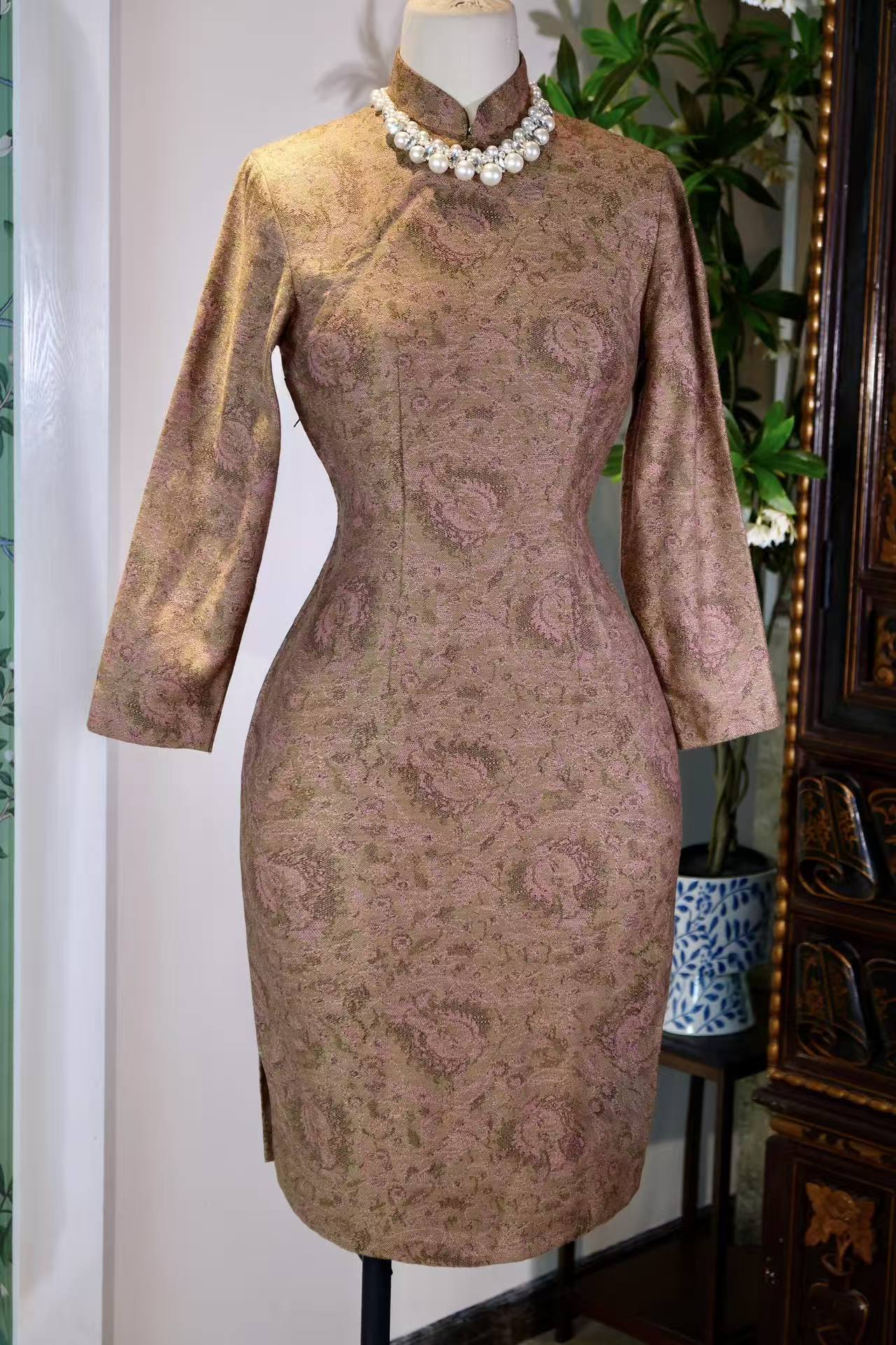 60年代 - 香江旧梦：六十年代港产提花旗袍 | 1960s - Dreams of Old Hong Kong: A 1960s Hong Kong-Made Jacquard Cheongsam