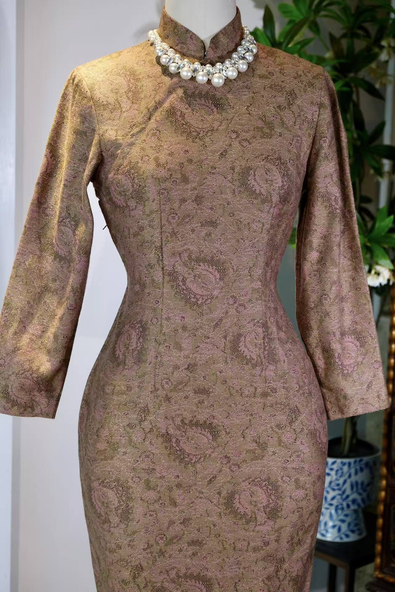 60年代 - 香江旧梦：六十年代港产提花旗袍 | 1960s - Dreams of Old Hong Kong: A 1960s Hong Kong-Made Jacquard Cheongsam