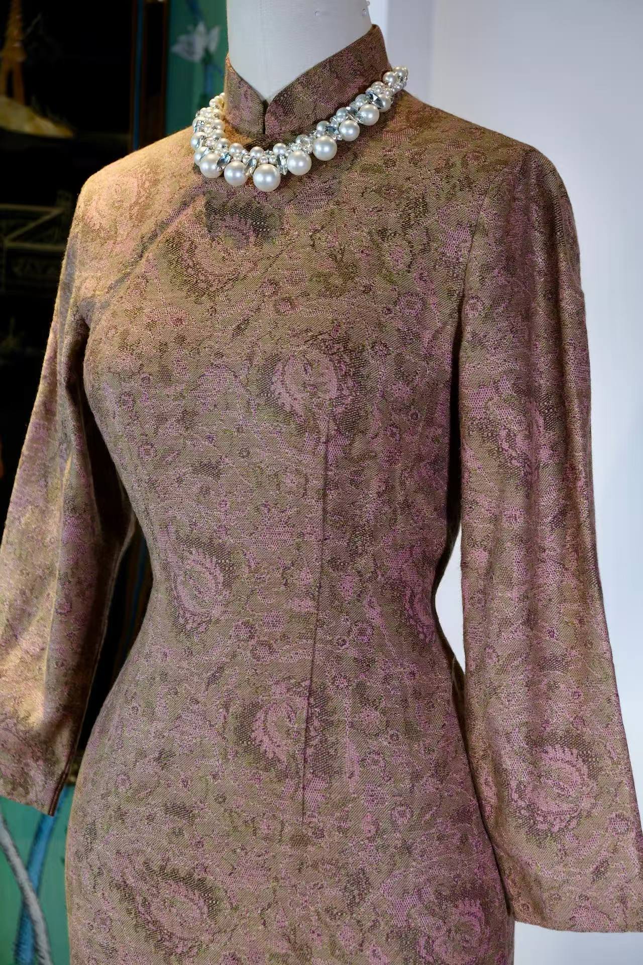 60年代 - 香江旧梦：六十年代港产提花旗袍 | 1960s - Dreams of Old Hong Kong: A 1960s Hong Kong-Made Jacquard Cheongsam