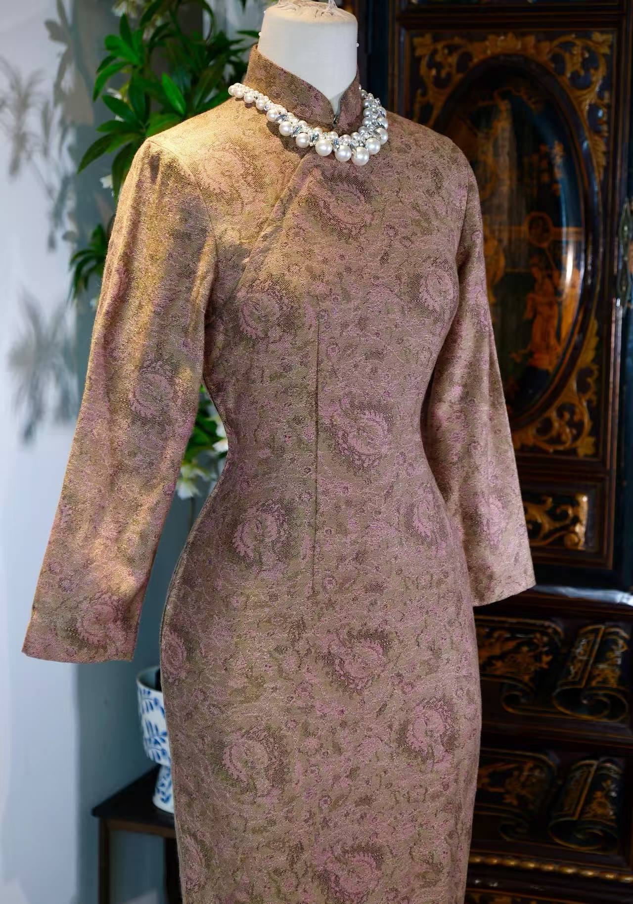 60年代 - 香江旧梦：六十年代港产提花旗袍 | 1960s - Dreams of Old Hong Kong: A 1960s Hong Kong-Made Jacquard Cheongsam