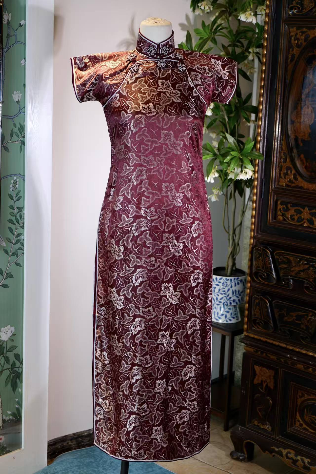 20年代 - 双襟花扣旗袍与黑丝绒斗篷：民国时尚的百年风雅 | 1920s - Double-Bodice Cheongsam and Black Velvet Cloak: A Century of Republican Elegance