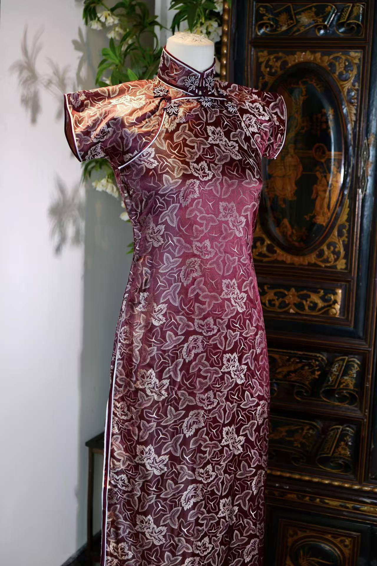 20年代 - 双襟花扣旗袍与黑丝绒斗篷：民国时尚的百年风雅 | 1920s - Double-Bodice Cheongsam and Black Velvet Cloak: A Century of Republican Elegance