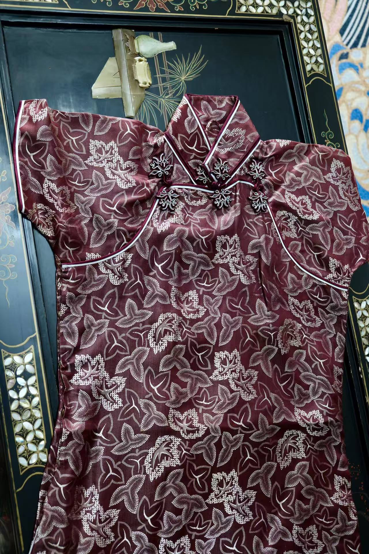 20年代 - 双襟花扣旗袍与黑丝绒斗篷：民国时尚的百年风雅 | 1920s - Double-Bodice Cheongsam and Black Velvet Cloak: A Century of Republican Elegance