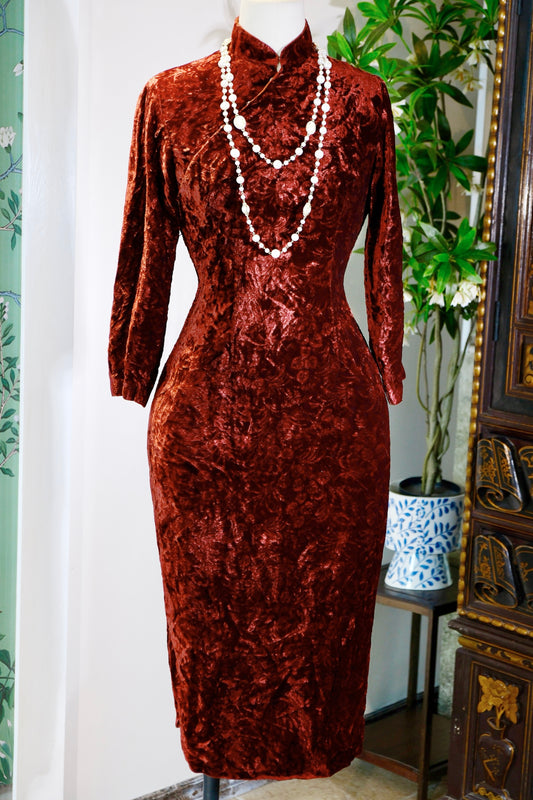 60年代 - 六十年代台湾压花丝绒旗袍：时光里的东方绮梦 | 1960s - Embossed Velvet Cheongsam of 1960s Taiwan: An Oriental Dream Within Time