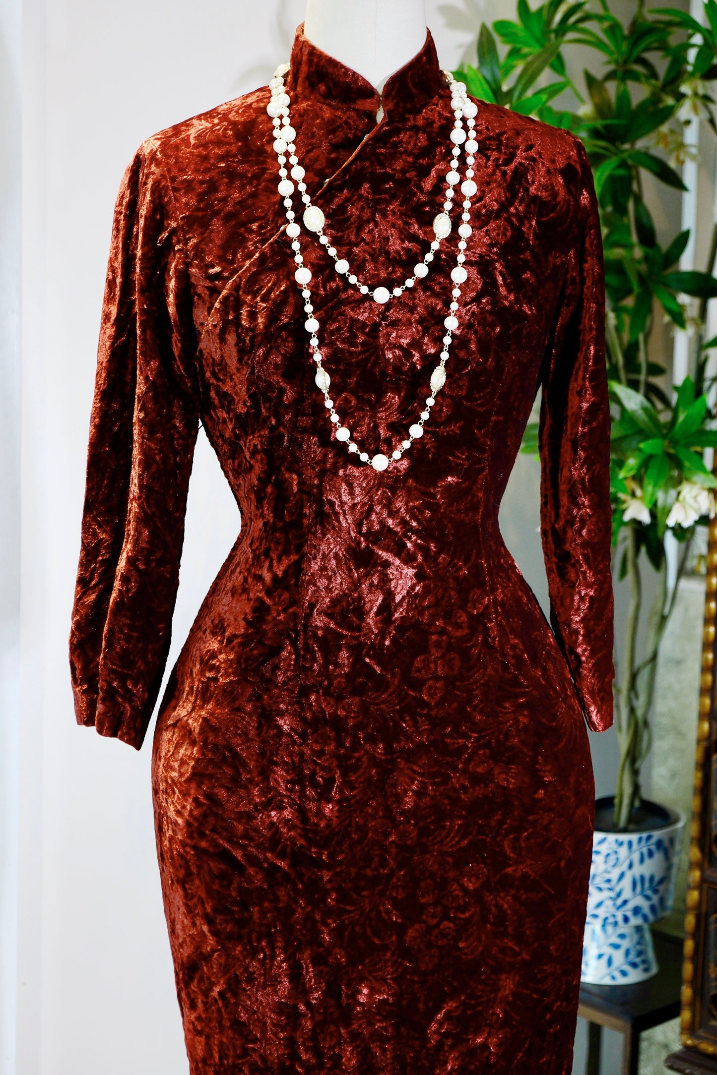60年代 - 六十年代台湾压花丝绒旗袍：时光里的东方绮梦 | 1960s - Embossed Velvet Cheongsam of 1960s Taiwan: An Oriental Dream Within Time