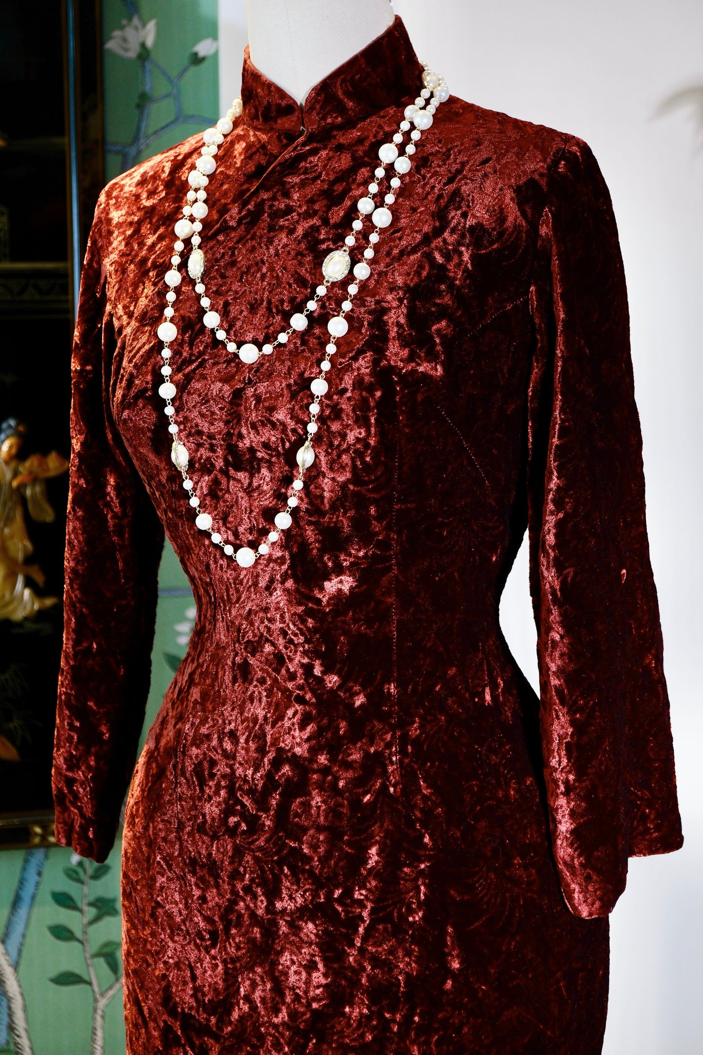 60年代 - 六十年代台湾压花丝绒旗袍：时光里的东方绮梦 | 1960s - Embossed Velvet Cheongsam of 1960s Taiwan: An Oriental Dream Within Time