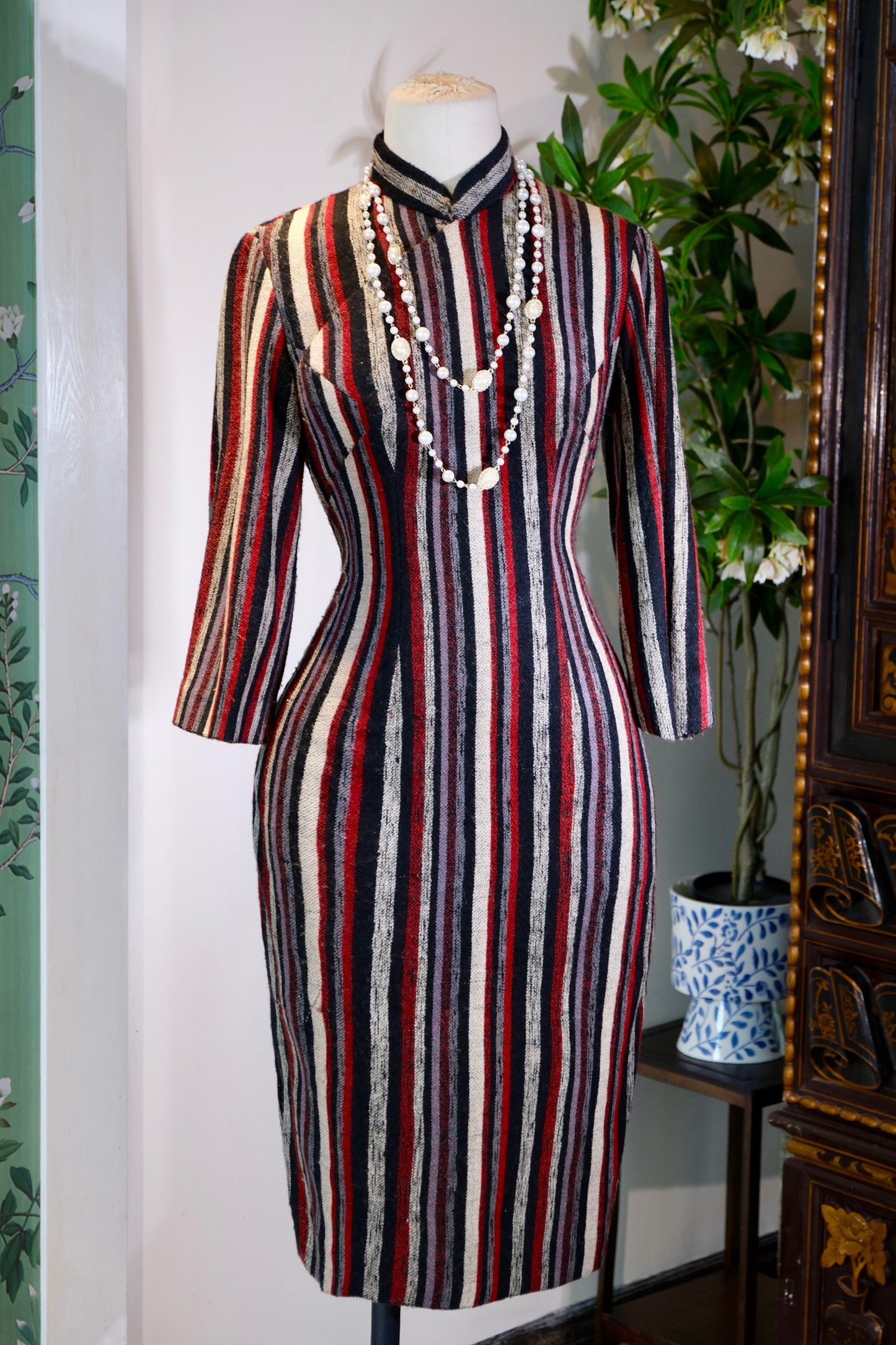 60年代 - 六十年代港产毛呢条纹旗袍：时光褶皱里的摩登诗篇 | 1960s - Striped Woolen Tweed Cheongsam of 1960s Hong Kong: A Modernist Poem in the Folds of Time