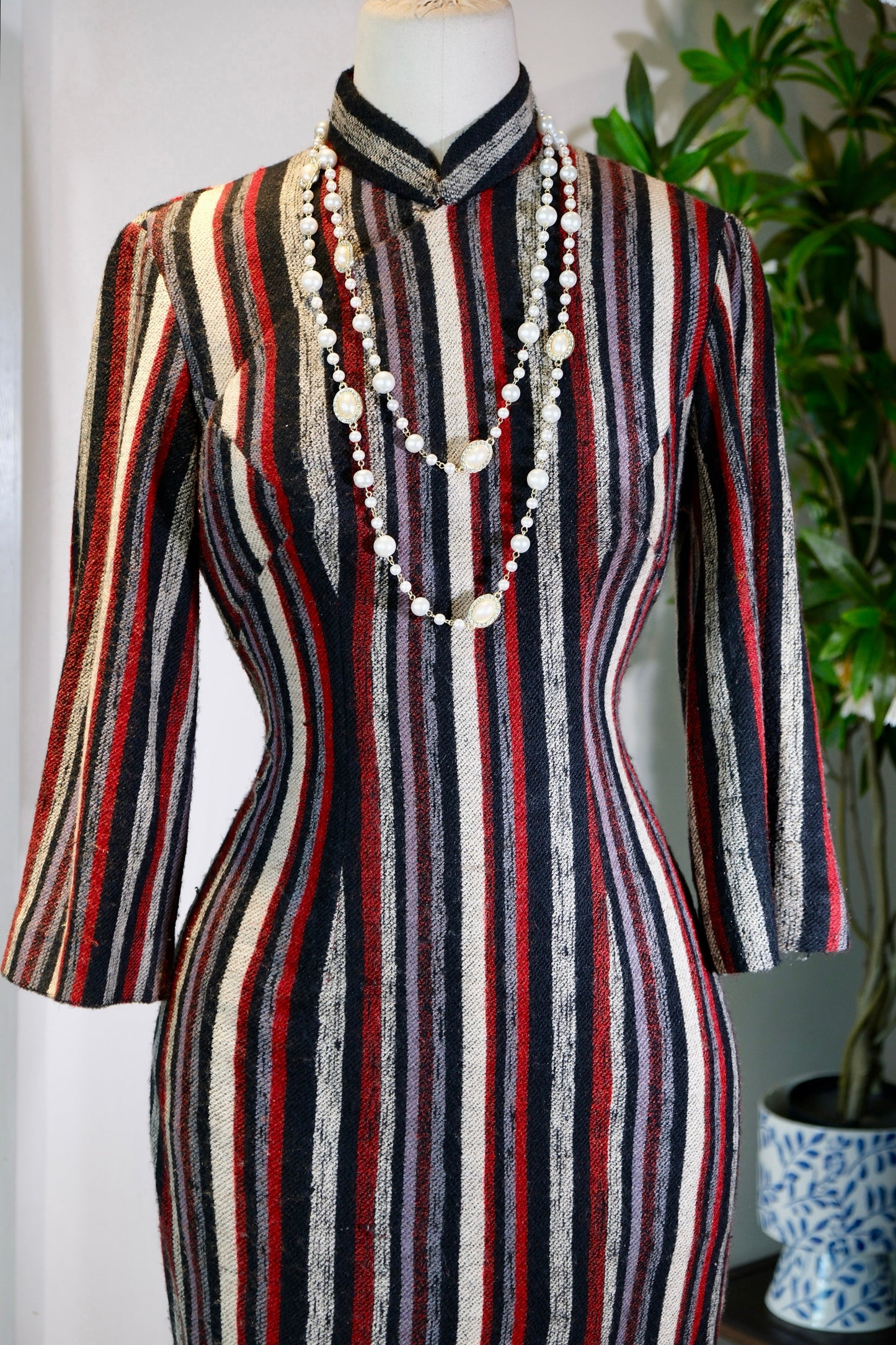 60年代 - 六十年代港产毛呢条纹旗袍：时光褶皱里的摩登诗篇 | 1960s - Striped Woolen Tweed Cheongsam of 1960s Hong Kong: A Modernist Poem in the Folds of Time