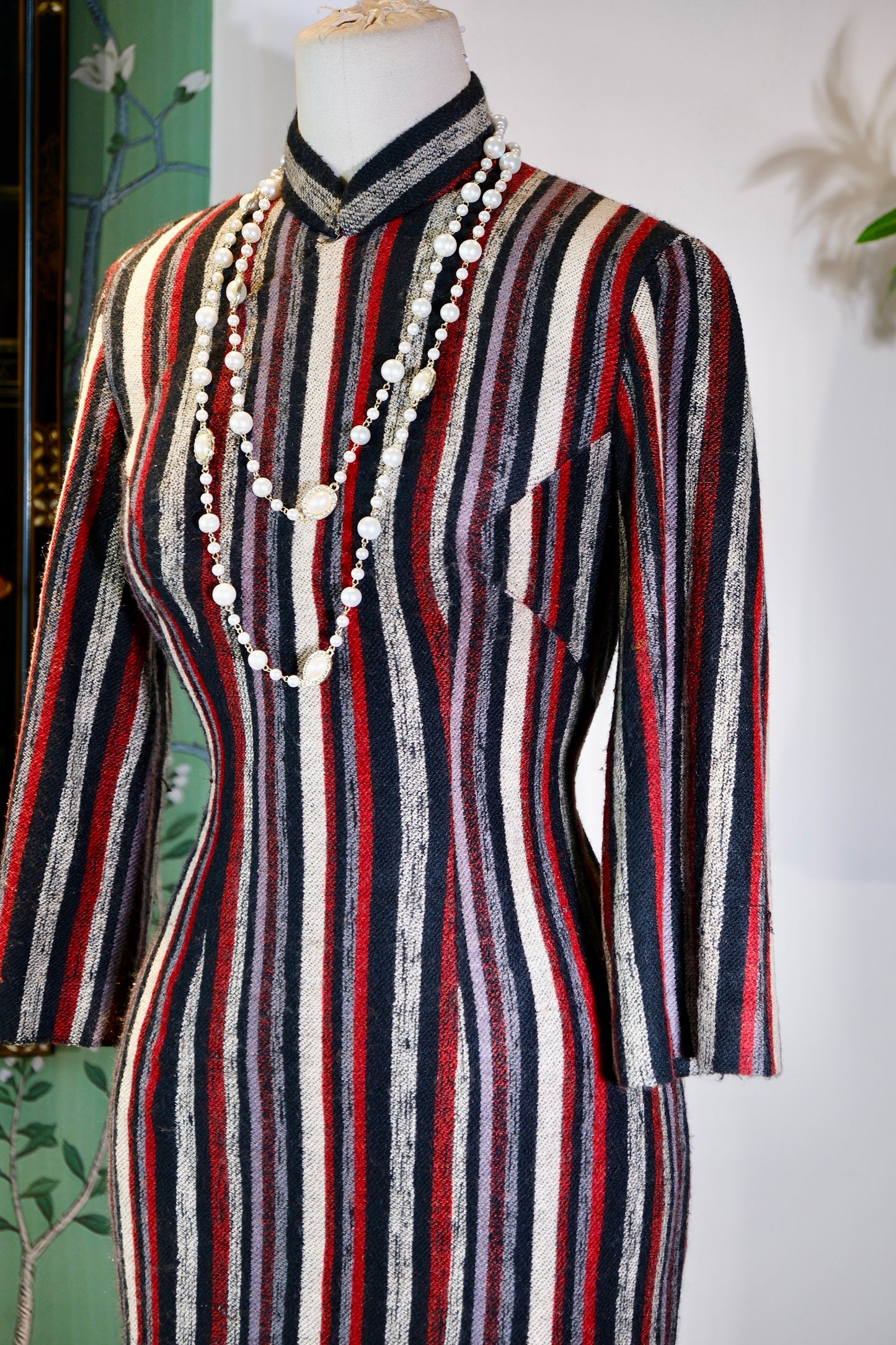 60年代 - 六十年代港产毛呢条纹旗袍：时光褶皱里的摩登诗篇 | 1960s - Striped Woolen Tweed Cheongsam of 1960s Hong Kong: A Modernist Poem in the Folds of Time