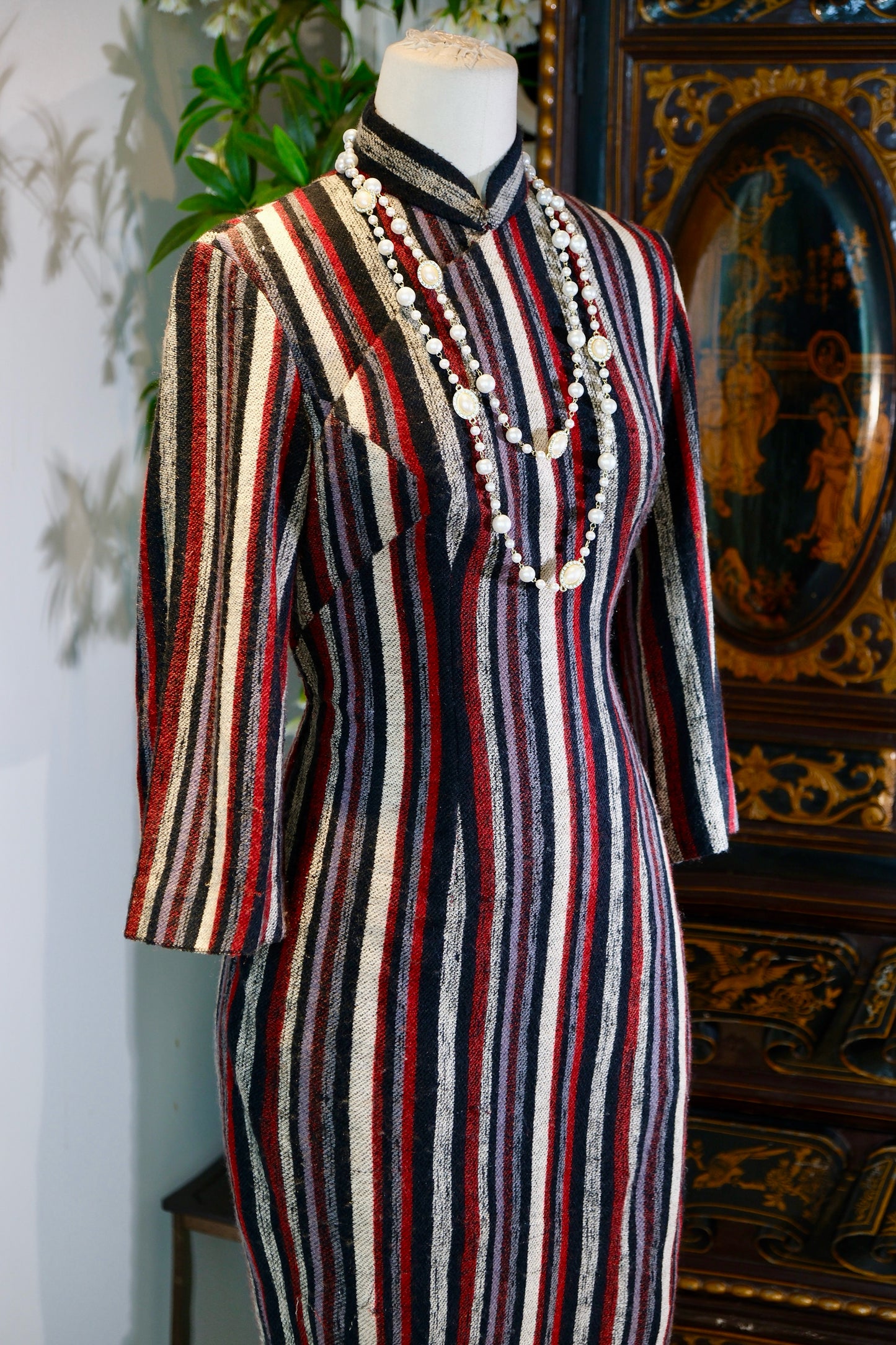 60年代 - 六十年代港产毛呢条纹旗袍：时光褶皱里的摩登诗篇 | 1960s - Striped Woolen Tweed Cheongsam of 1960s Hong Kong: A Modernist Poem in the Folds of Time