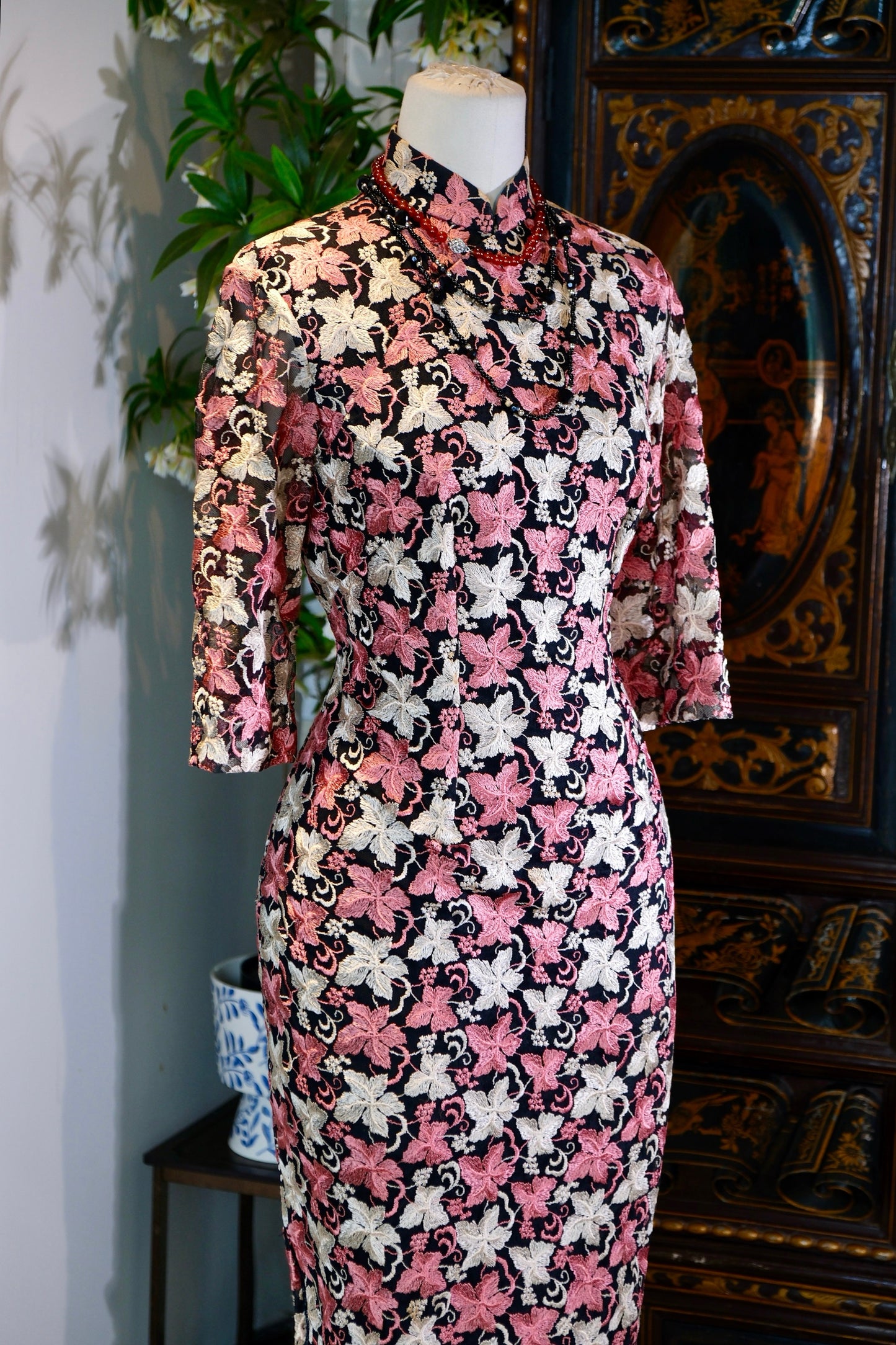 60年代 - 墨底繁花，锦绣旧梦——六十年代台湾机绣古董旗袍的流金岁月 | 1960s - Blossoms on Ink, a Brocade Dream: The Golden Years of a 1960s Taiwanese Machine-Embroidered Antique Cheongsam