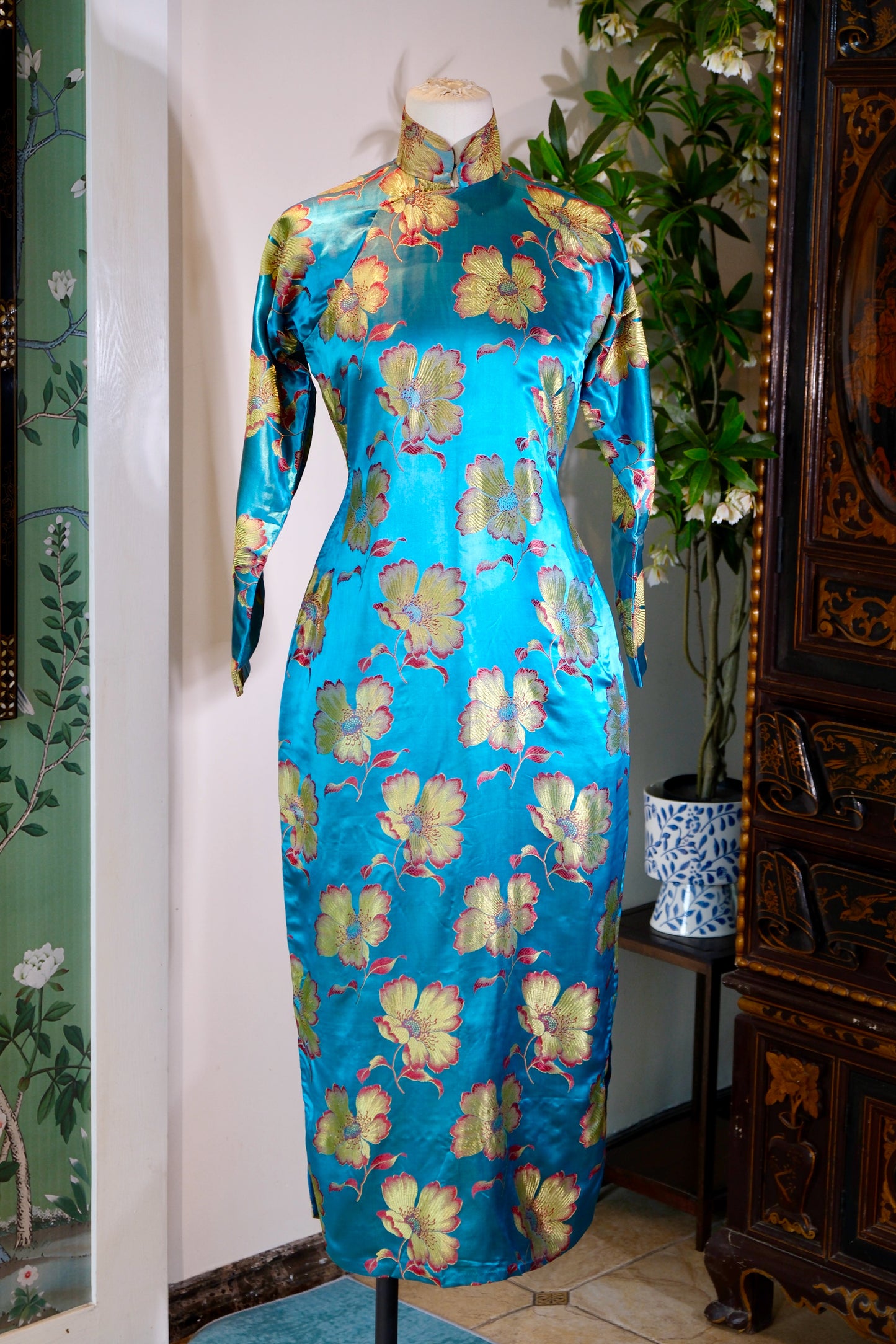 40年代 - 碧霄金蕊：一件巴黎缎旗袍的流光叙事 | 1940s - Azure Skies and Golden Stamen: A Narrative of Flowing Light in a Paris Satin Cheongsam