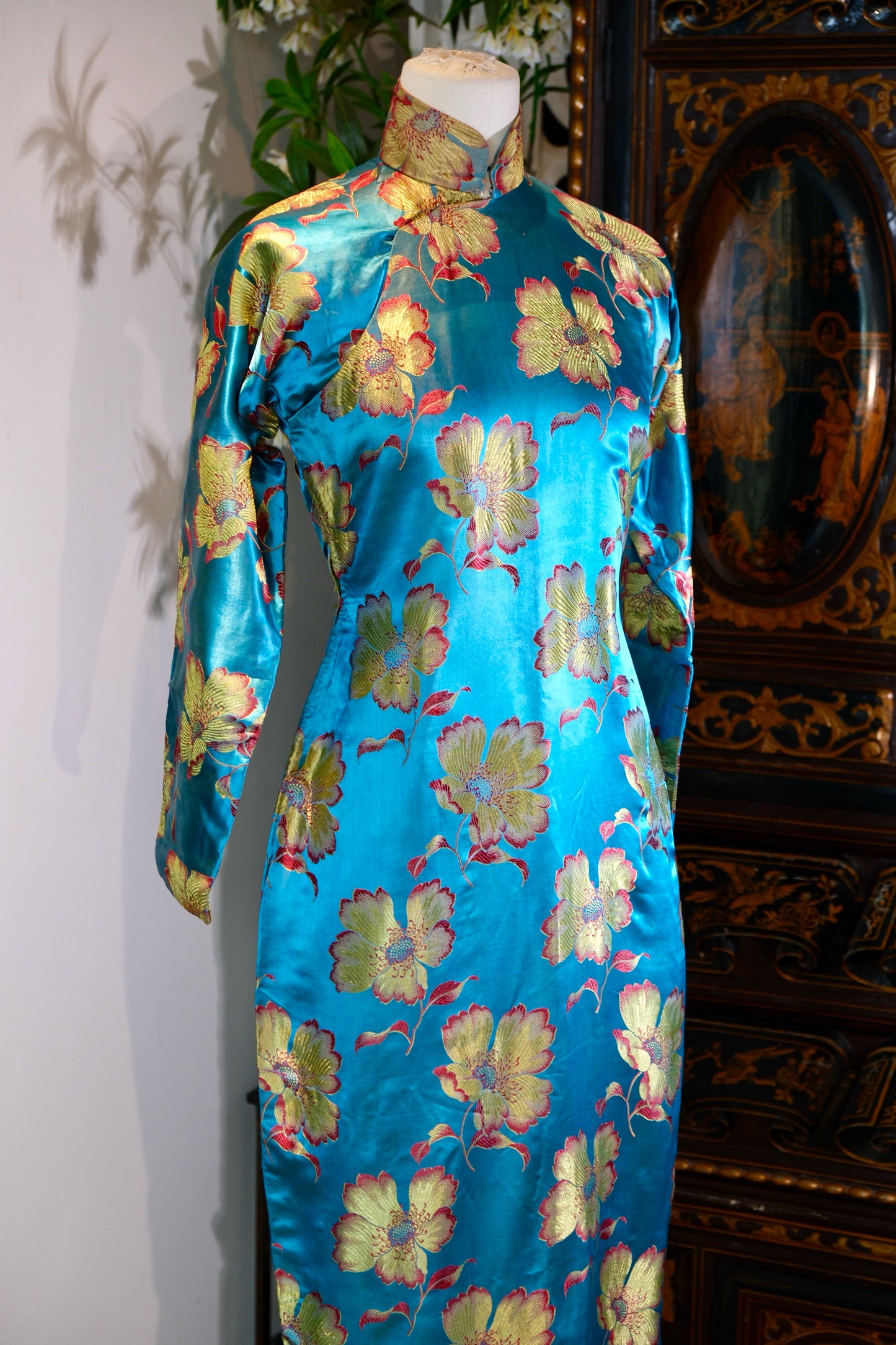 40年代 - 碧霄金蕊：一件巴黎缎旗袍的流光叙事 | 1940s - Azure Skies and Golden Stamen: A Narrative of Flowing Light in a Paris Satin Cheongsam