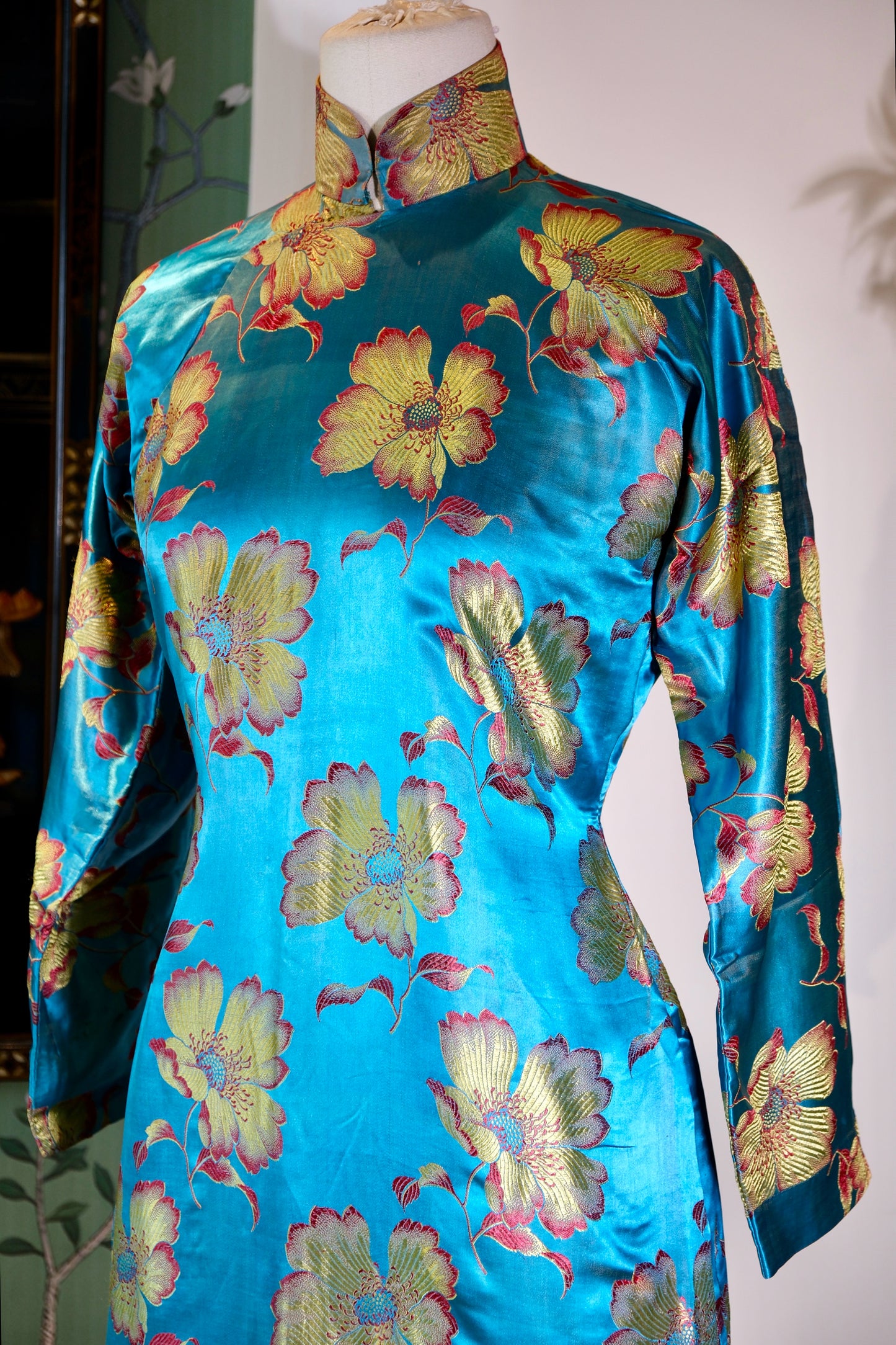 40年代 - 碧霄金蕊：一件巴黎缎旗袍的流光叙事 | 1940s - Azure Skies and Golden Stamen: A Narrative of Flowing Light in a Paris Satin Cheongsam