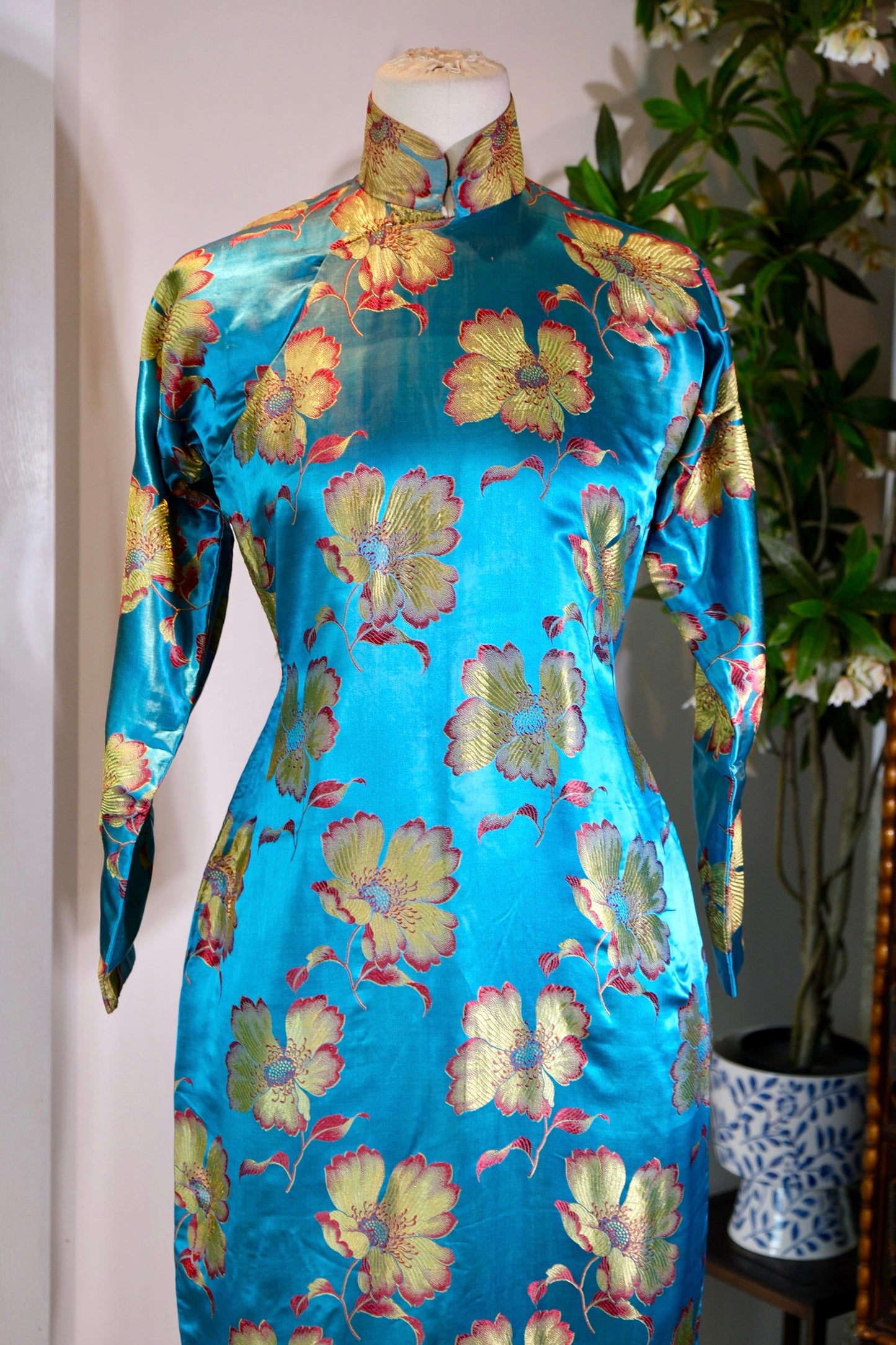 40年代 - 碧霄金蕊：一件巴黎缎旗袍的流光叙事 | 1940s - Azure Skies and Golden Stamen: A Narrative of Flowing Light in a Paris Satin Cheongsam