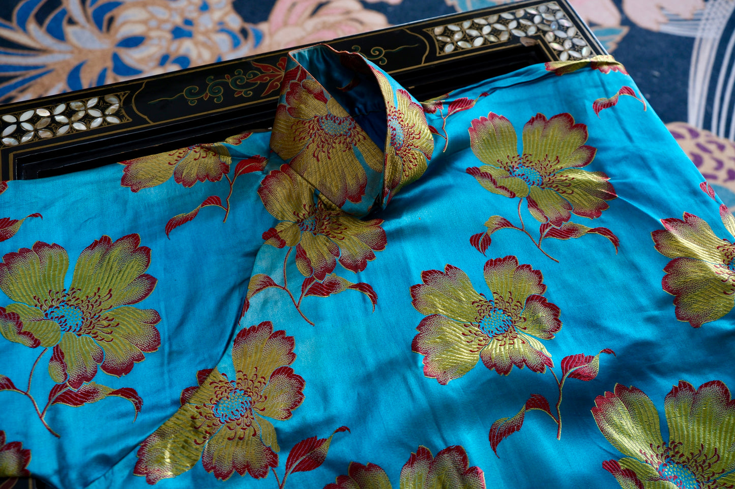 40年代 - 碧霄金蕊：一件巴黎缎旗袍的流光叙事 | 1940s - Azure Skies and Golden Stamen: A Narrative of Flowing Light in a Paris Satin Cheongsam