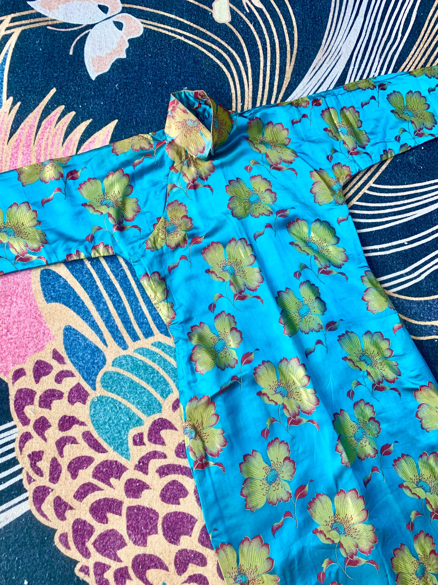 40年代 - 碧霄金蕊：一件巴黎缎旗袍的流光叙事 | 1940s - Azure Skies and Golden Stamen: A Narrative of Flowing Light in a Paris Satin Cheongsam