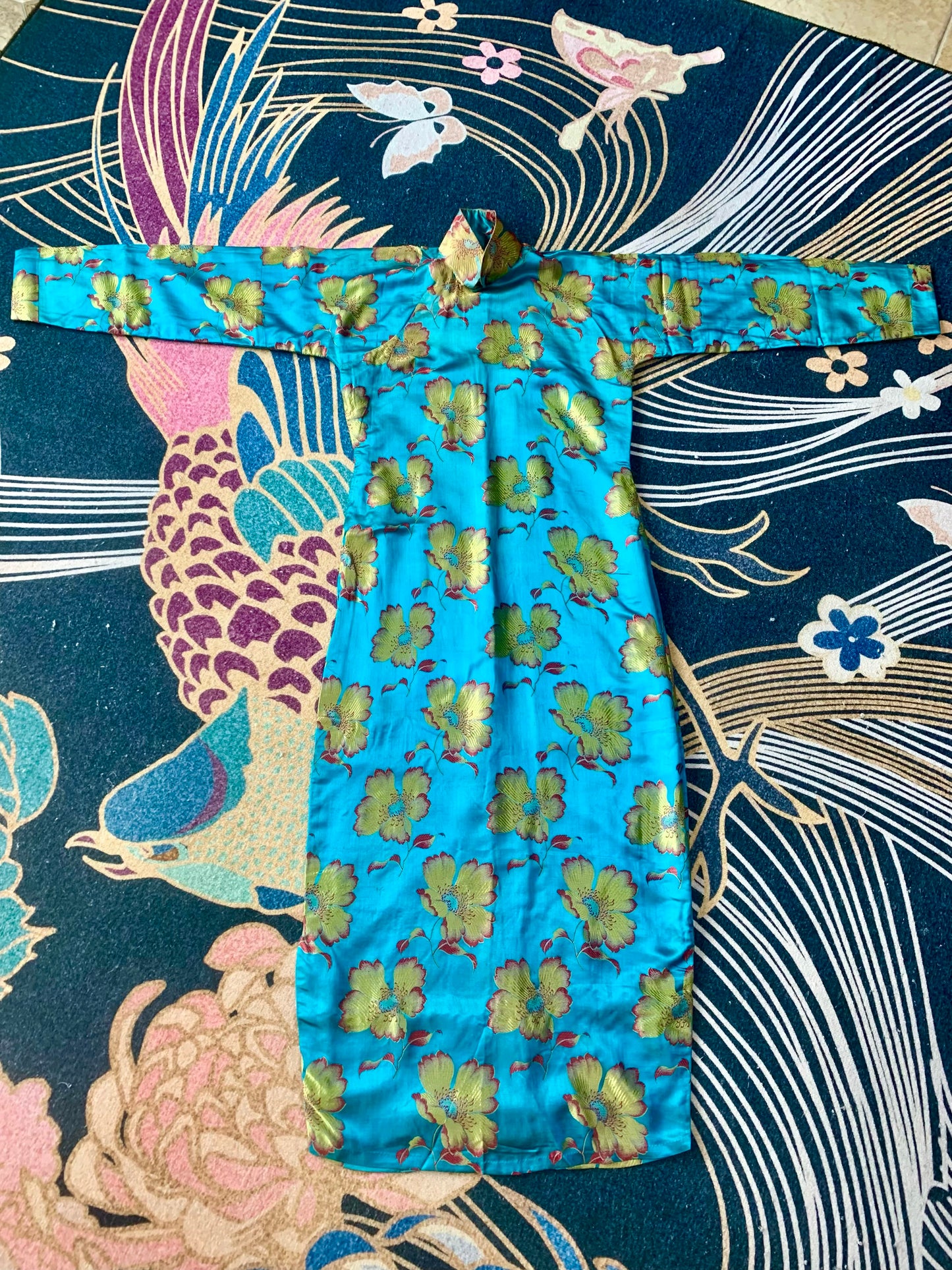40年代 - 碧霄金蕊：一件巴黎缎旗袍的流光叙事 | 1940s - Azure Skies and Golden Stamen: A Narrative of Flowing Light in a Paris Satin Cheongsam