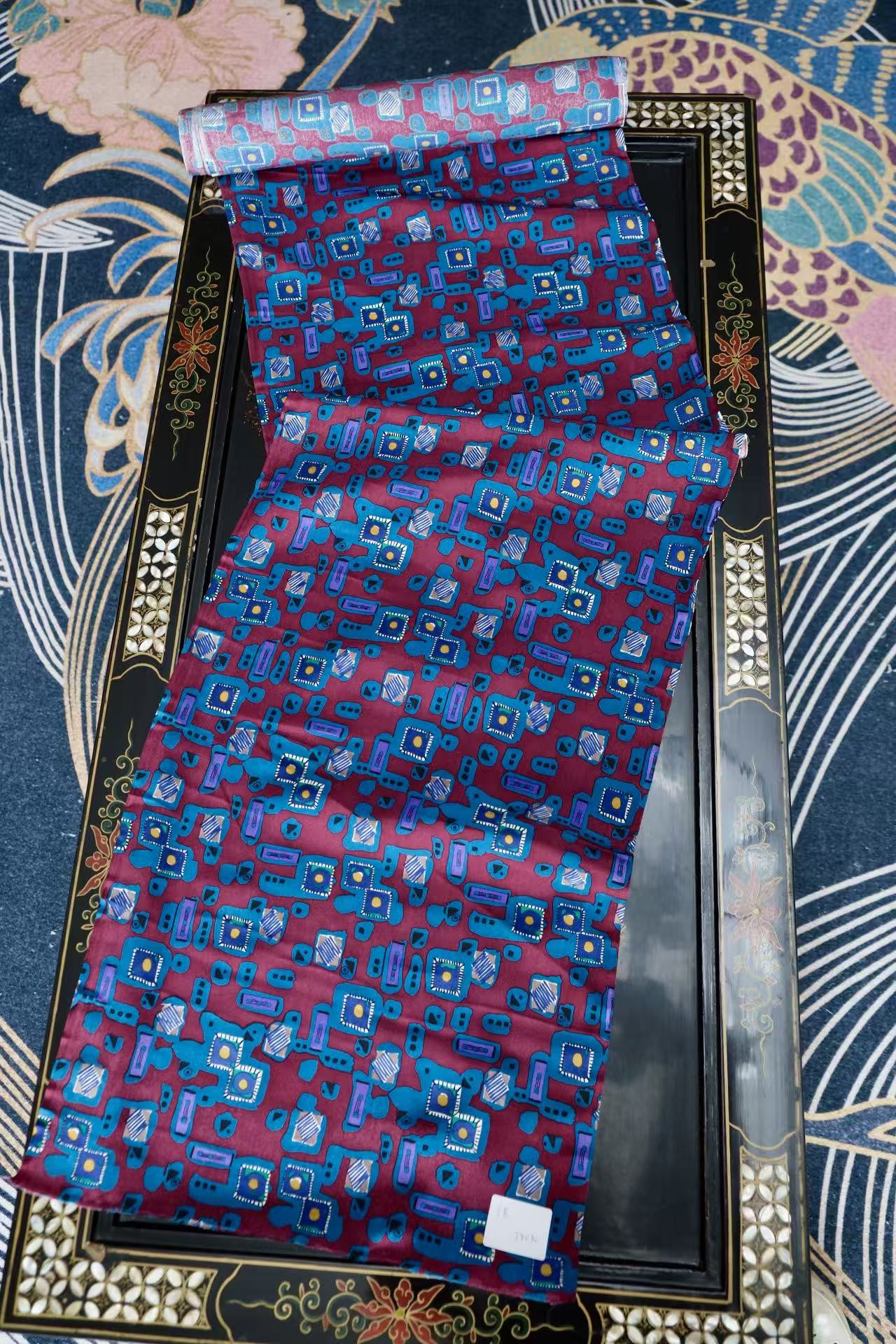 布料名 - 秩序之轴 · 复古几何构成真丝斜纹绸 | Fabric Name - Axis of Order: Retro Geometric Composition Silk Twill