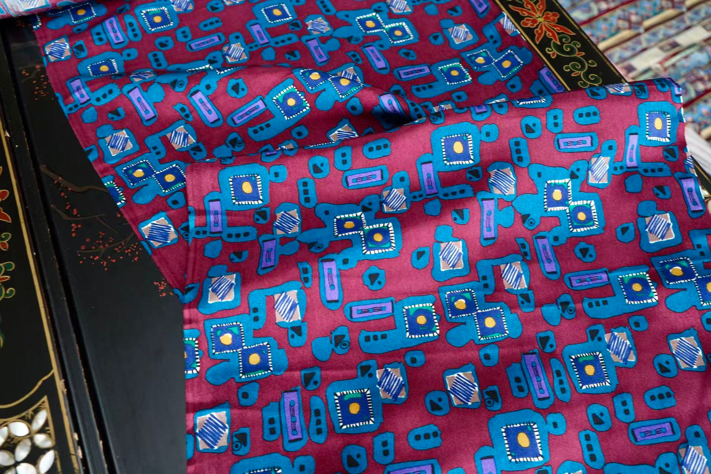 布料名 - 秩序之轴 · 复古几何构成真丝斜纹绸 | Fabric Name - Axis of Order: Retro Geometric Composition Silk Twill