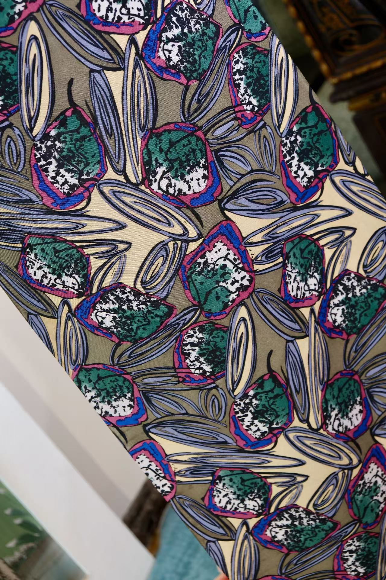 布料名 - 幻彩玛瑙 · 抽象流线艺术印花真丝绸 | Fabric Name - Prismatic Agate: Abstract Streamline Art Print Silk