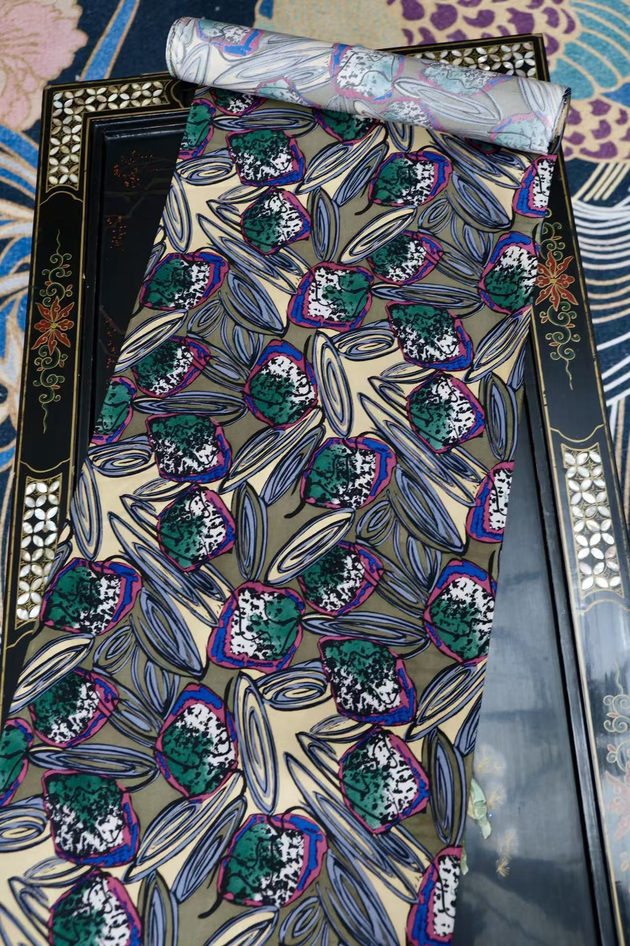 布料名 - 幻彩玛瑙 · 抽象流线艺术印花真丝绸 | Fabric Name - Prismatic Agate: Abstract Streamline Art Print Silk
