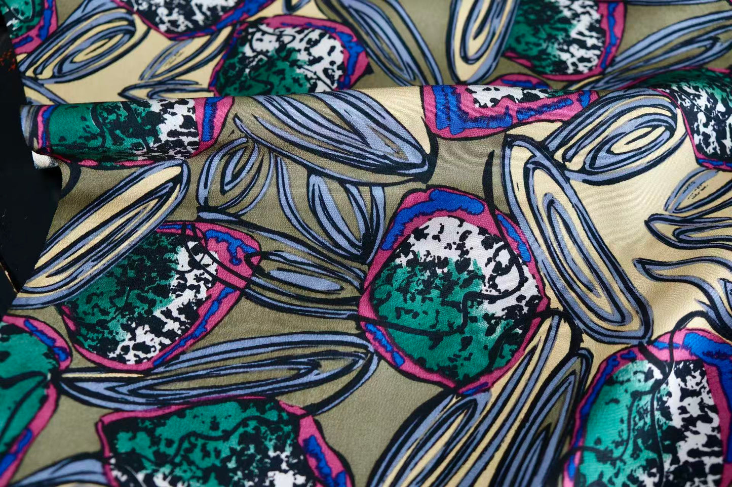 布料名 - 幻彩玛瑙 · 抽象流线艺术印花真丝绸 | Fabric Name - Prismatic Agate: Abstract Streamline Art Print Silk