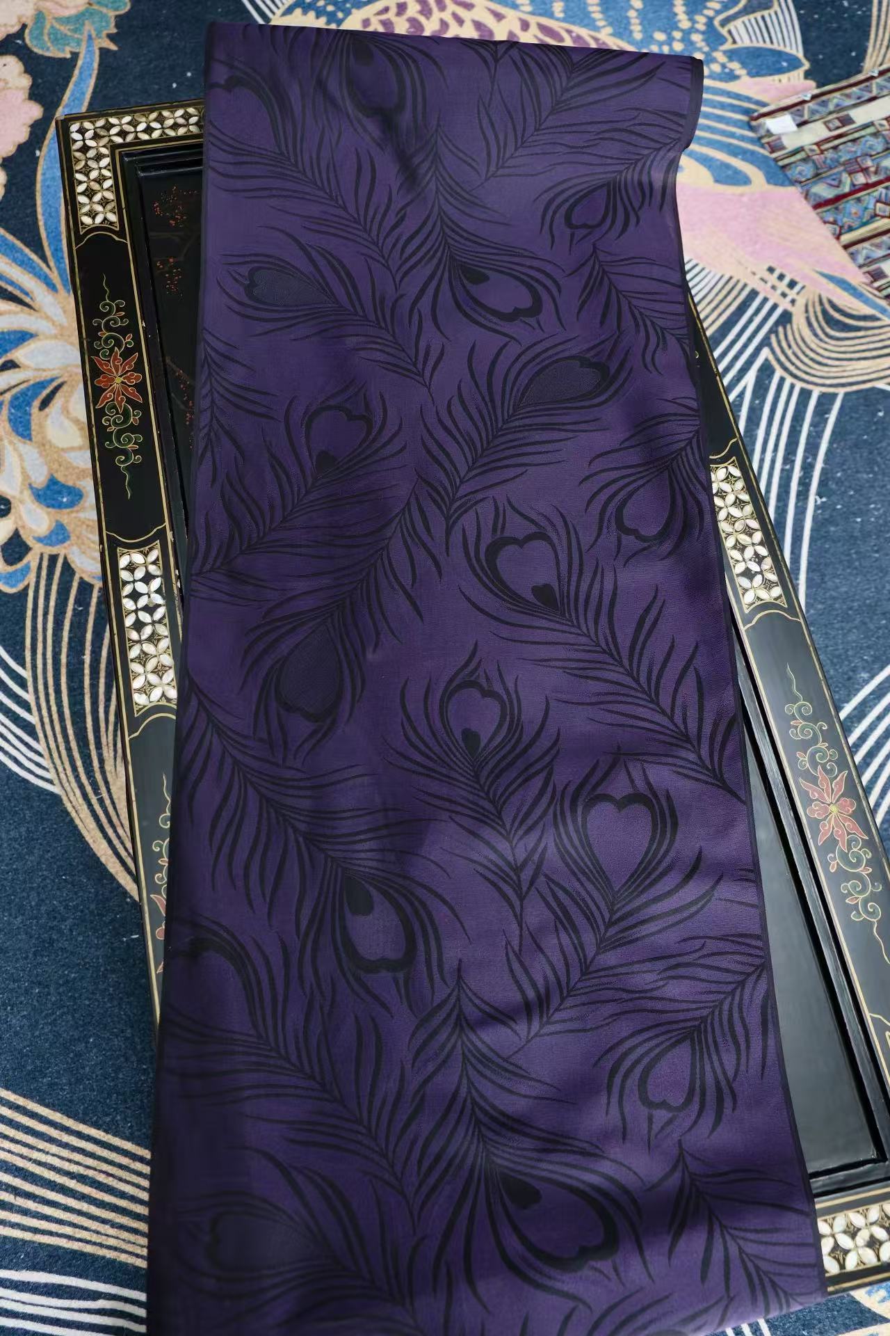 布料名 - 幽紫翎光 · 影绘孔雀羽大写意真丝斜纹绸 | Fabric Name - Shadow of the Amethyst Peacock: Grand Impressionist Plume Silk Twill