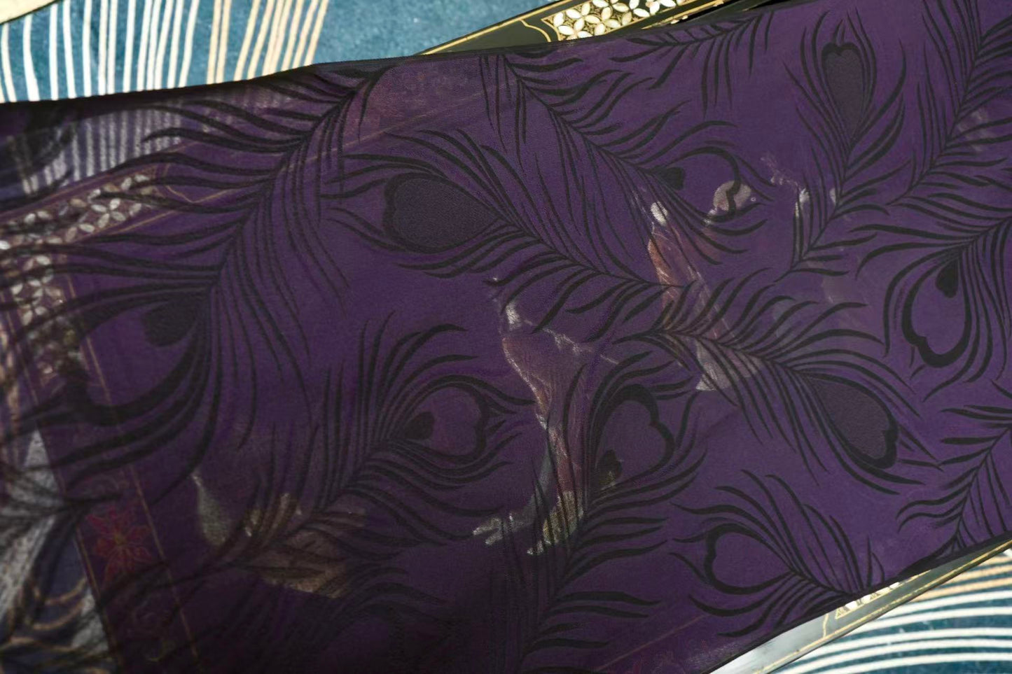 布料名 - 幽紫翎光 · 影绘孔雀羽大写意真丝斜纹绸 | Fabric Name - Shadow of the Amethyst Peacock: Grand Impressionist Plume Silk Twill