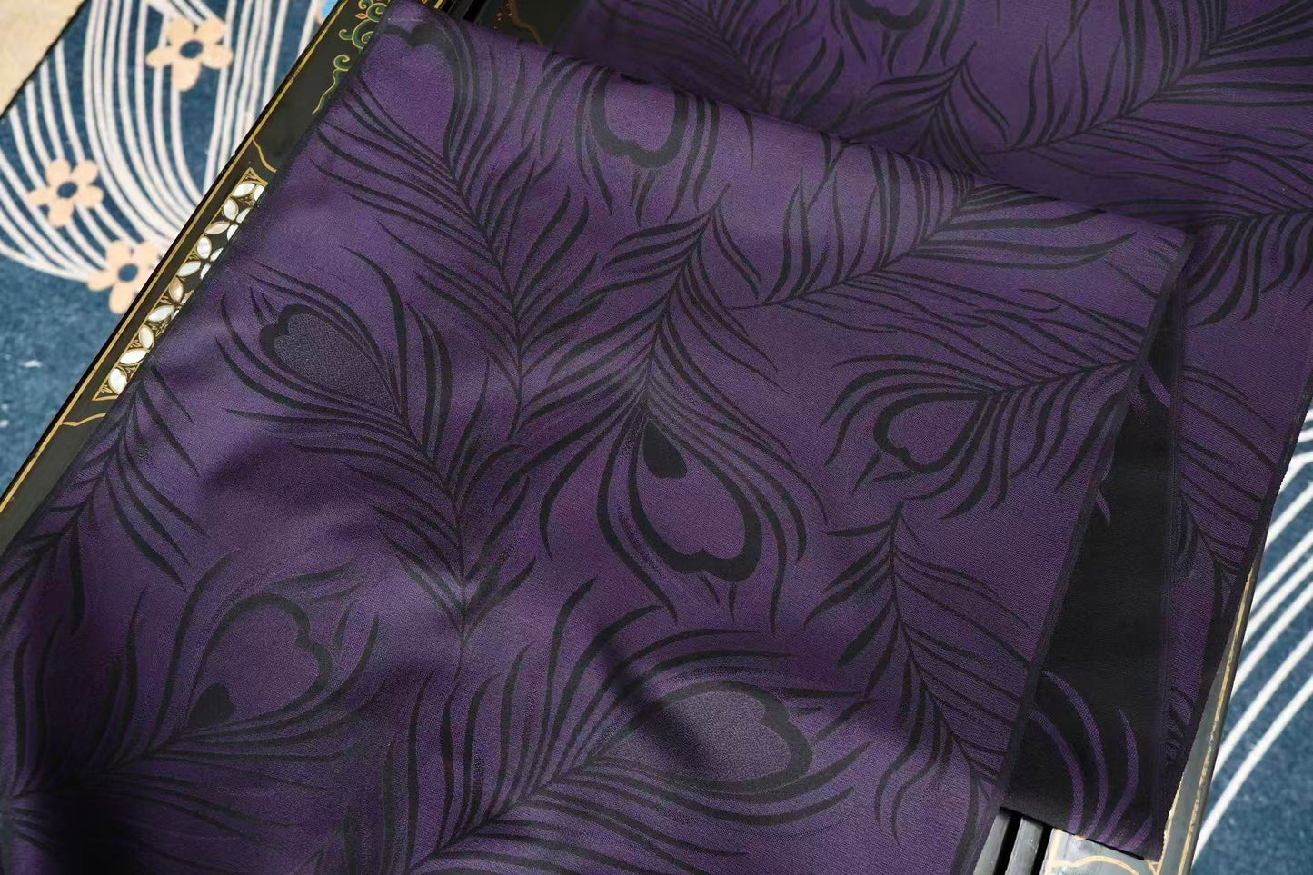 布料名 - 幽紫翎光 · 影绘孔雀羽大写意真丝斜纹绸 | Fabric Name - Shadow of the Amethyst Peacock: Grand Impressionist Plume Silk Twill