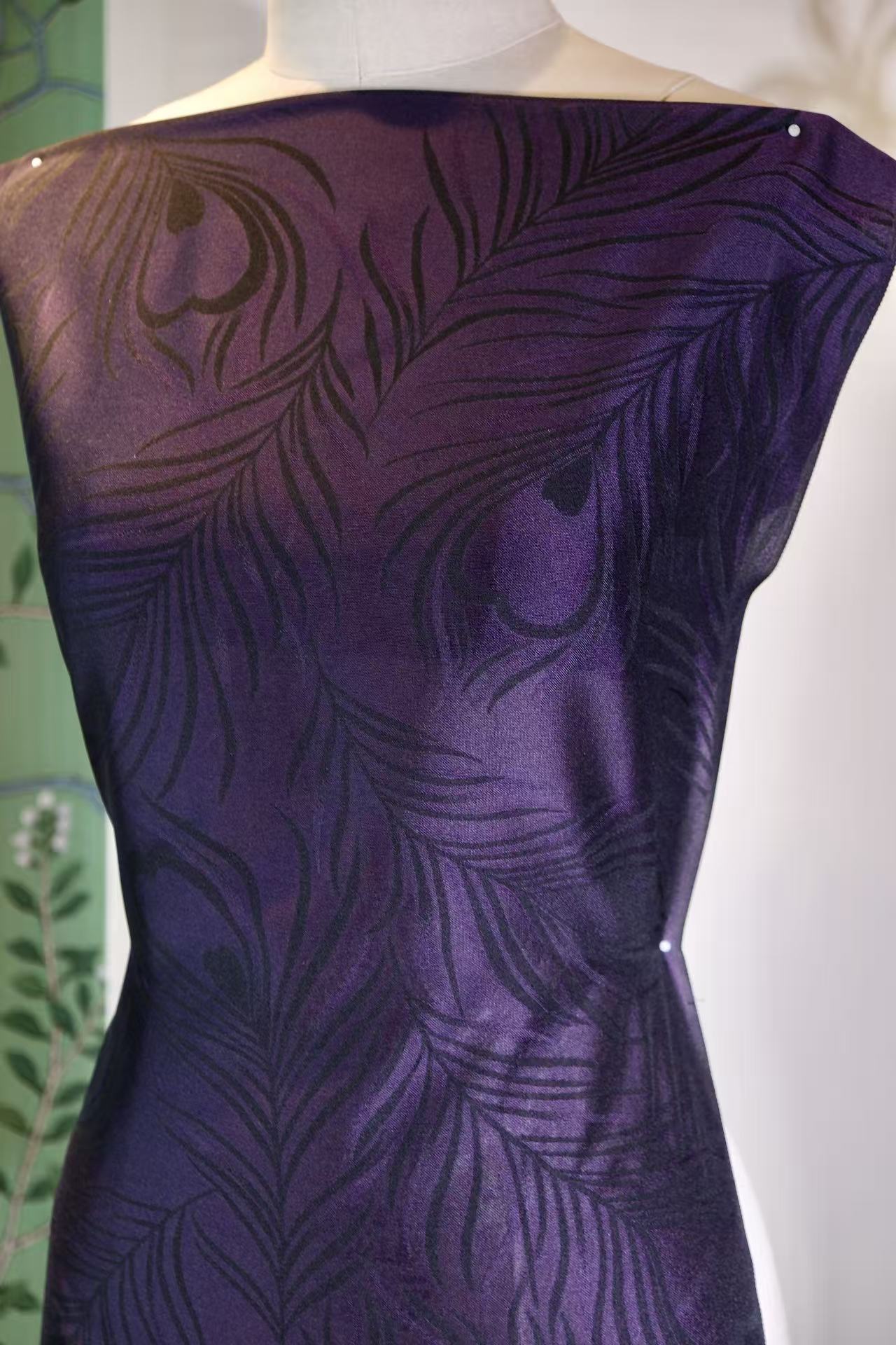 布料名 - 幽紫翎光 · 影绘孔雀羽大写意真丝斜纹绸 | Fabric Name - Shadow of the Amethyst Peacock: Grand Impressionist Plume Silk Twill
