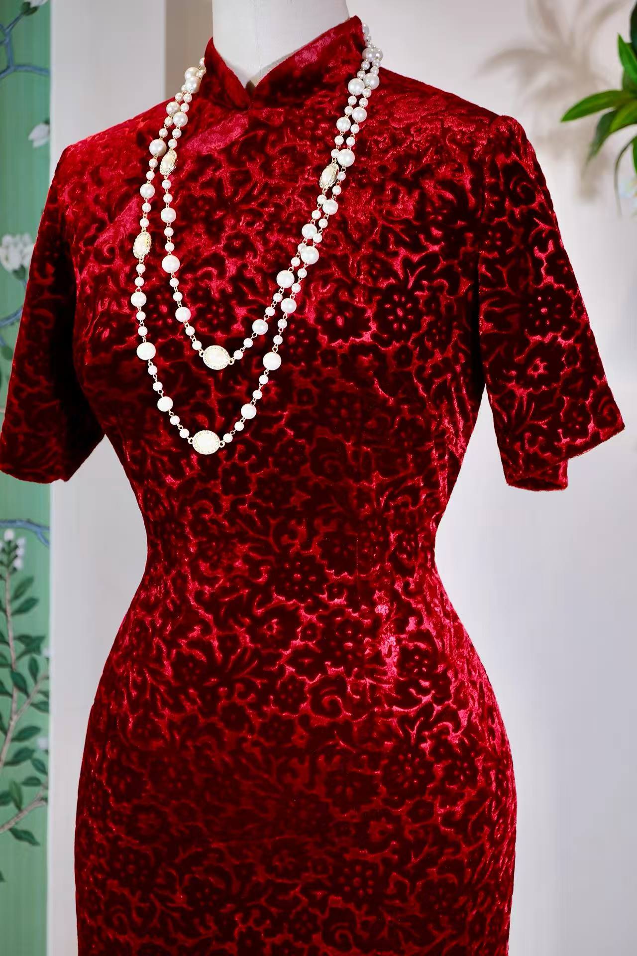 50年代 - 醉红凝香：五十年代港工剪花丝绒旗袍考释 | 1950s - Crimson Fragrance: A Research of a 1950s Hong Kong-Crafted Devoré Velvet Cheongsam