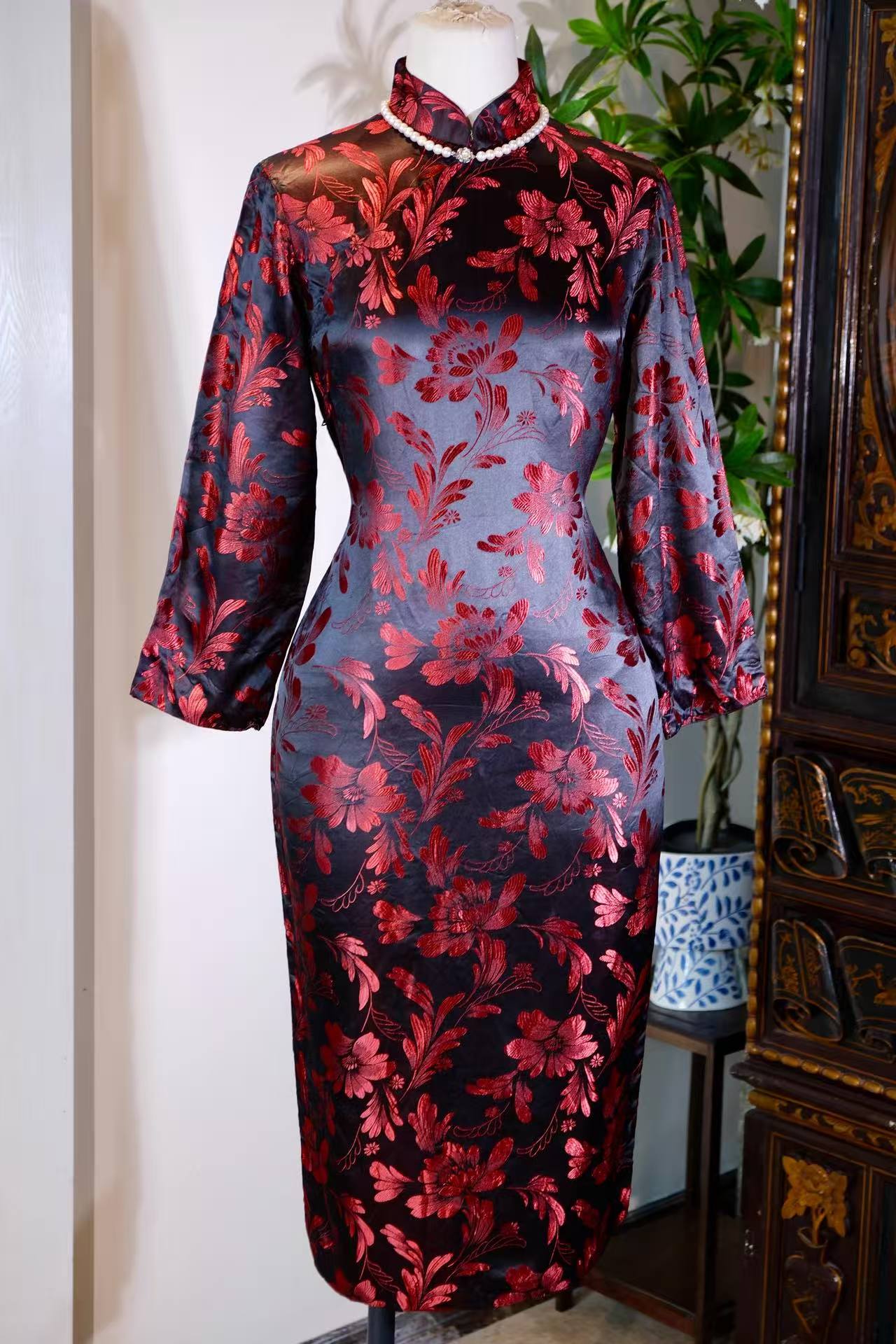 60年代 - 锦缎生香：一件六十年代港产旗袍的时光叙事 | 1960s - Fragrance in Brocade: A Temporal Narrative of a 1960s Hong Kong-Made Cheongsam